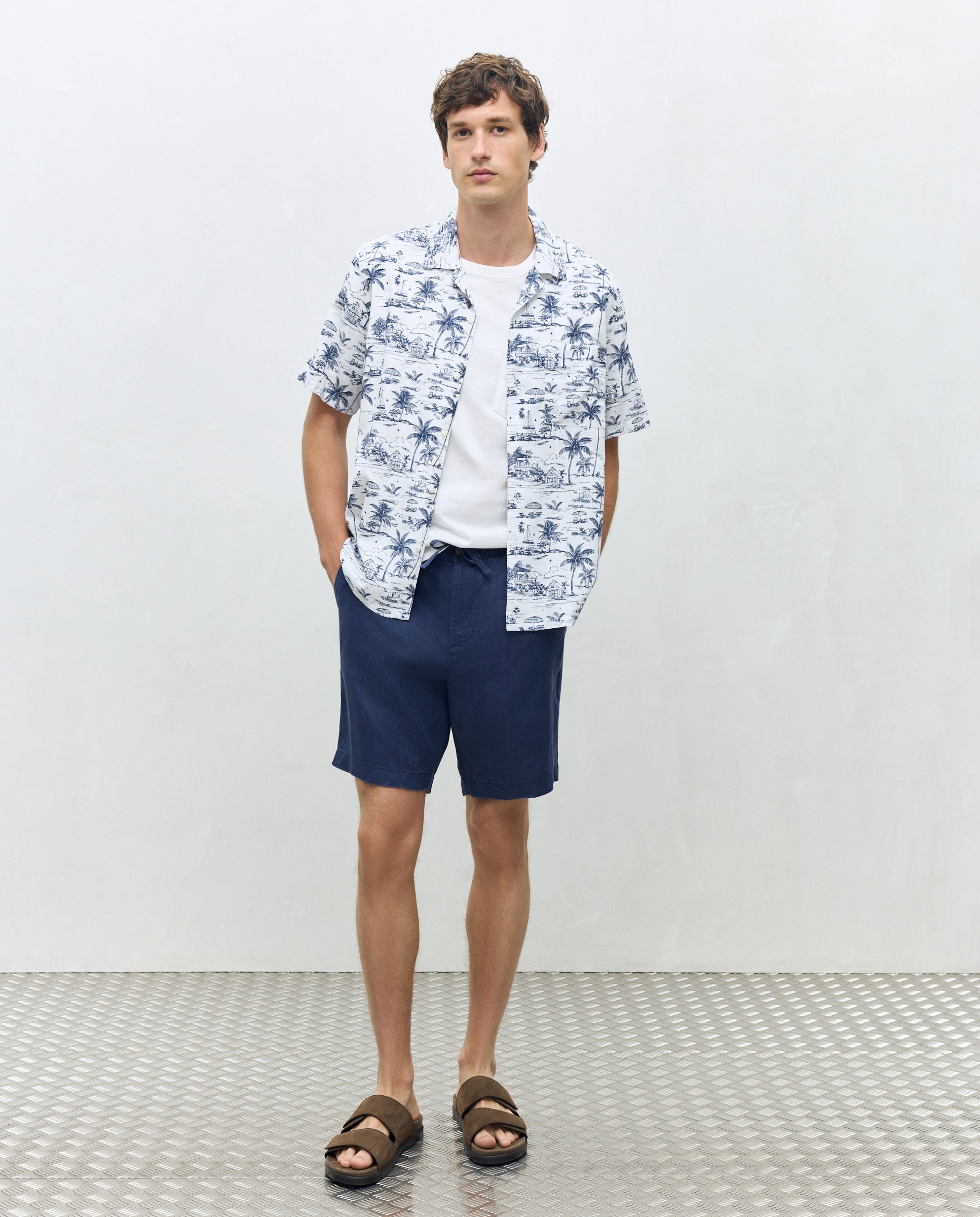 Camisa Classic Fit com Estampado de Verão, Manga Curta e Colarinho Bowling. Azul-2