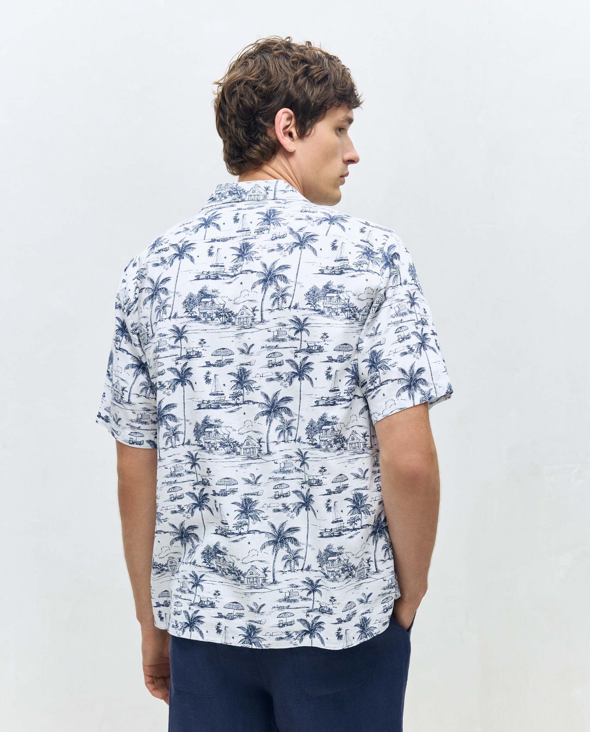 Camisa Classic Fit com Estampado de Verão, Manga Curta e Colarinho Bowling. Azul-3