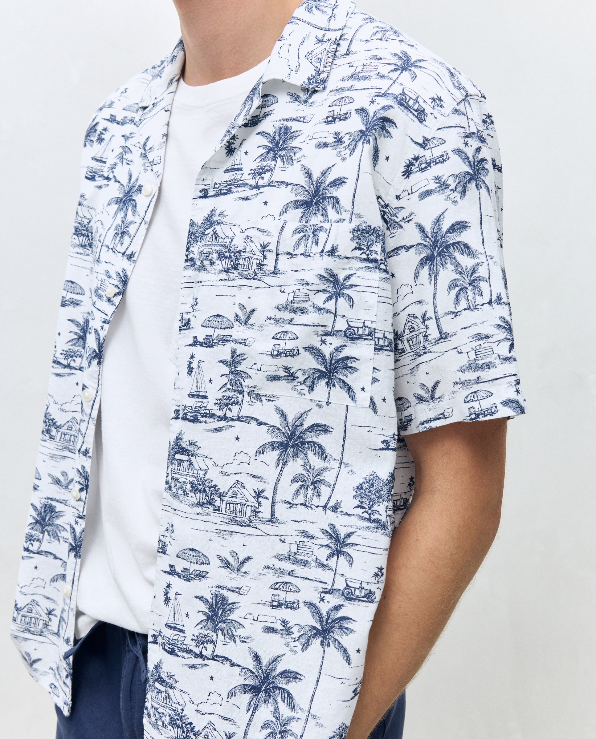 Camisa Classic Fit com Estampado de Verão, Manga Curta e Colarinho Bowling. Azul-4