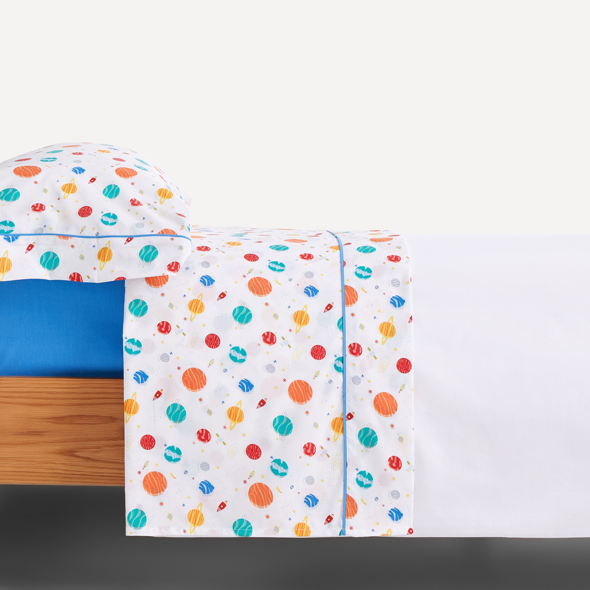 Imagen 0 de Juego de sábanas infantil con bajera Planetas Basics El Corte Inglés