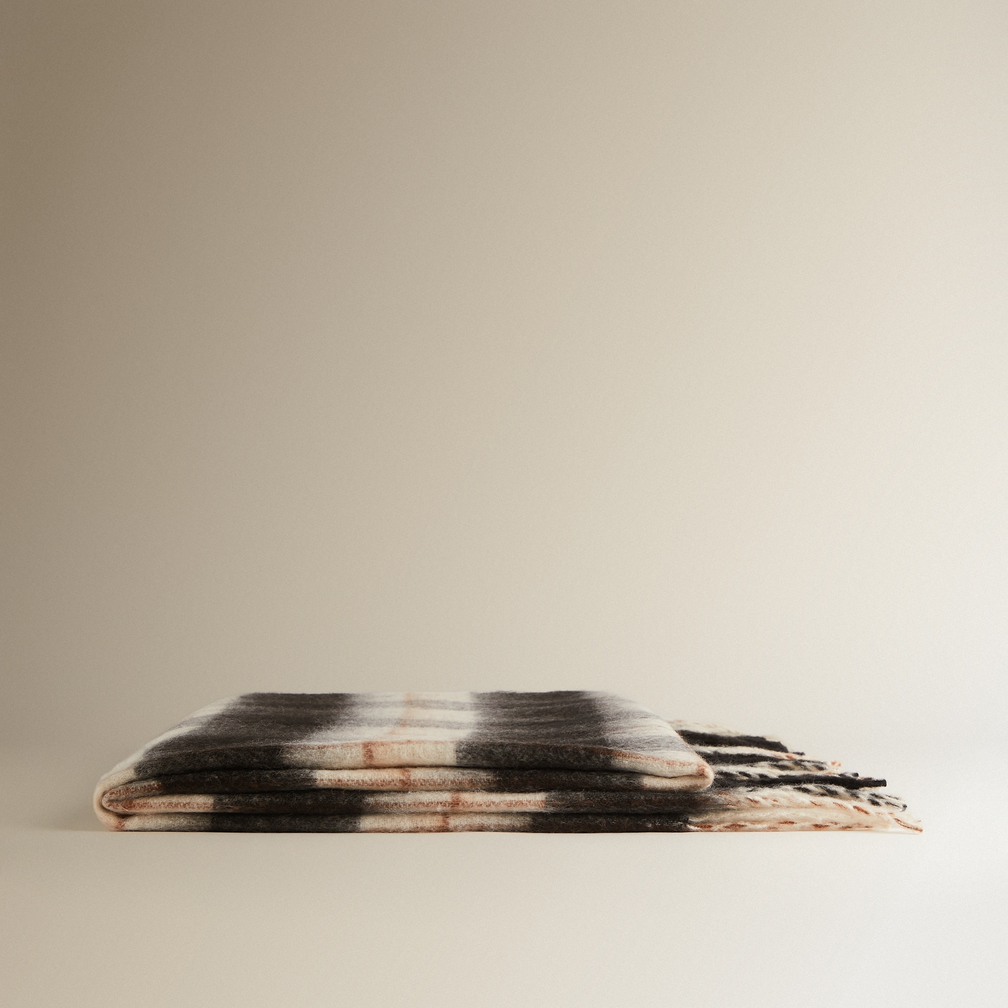 Manta Decorativa Filt Preto-2