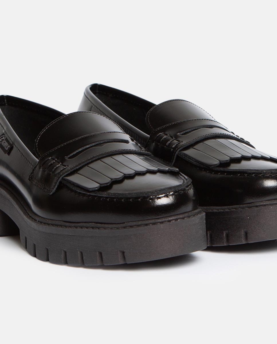 Mocassins em Pele com Detalhe de Franjas e Sola de Borracha ZGirls Preto-3