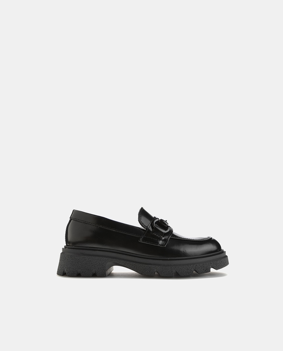 Mocassins com Detalhe Metálico, Sola Track e em Pele Pablosky Preto-1