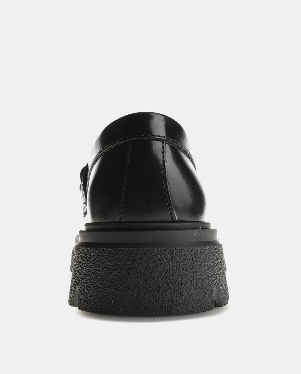 Mocassins com Detalhe Metálico, Sola Track e em Pele Pablosky Preto-3