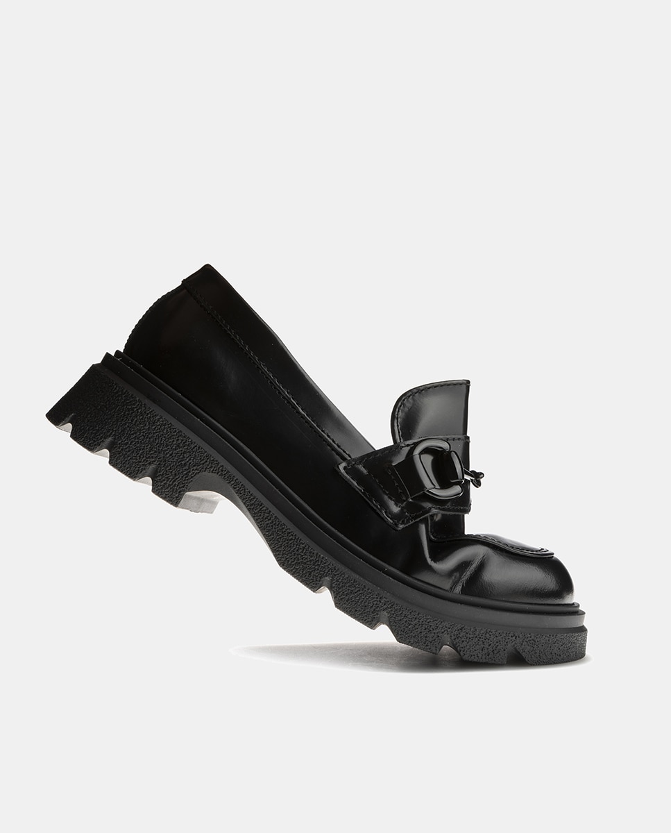 Mocassins com Detalhe Metálico, Sola Track e em Pele Pablosky Preto-4