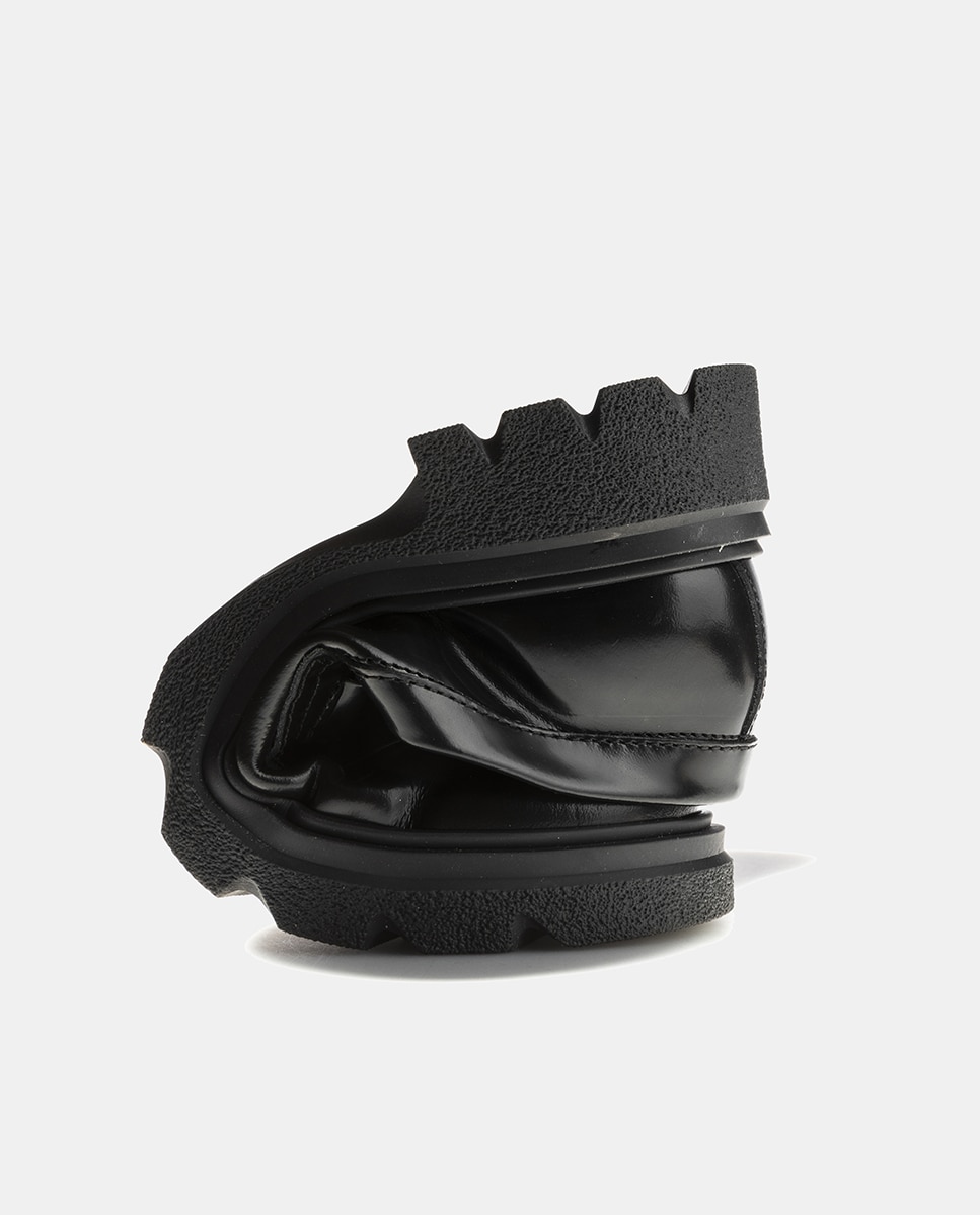 Mocassins com Detalhe Metálico, Sola Track e em Pele Pablosky Preto-5