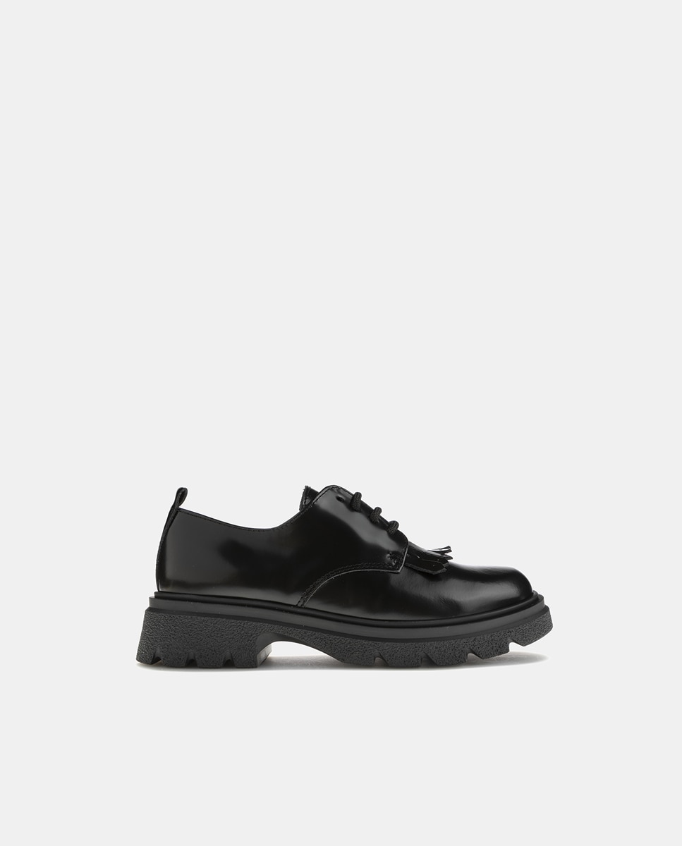 Sapatos de Atacadores com Detalhe de Franjas, Sola Track e em Pele Paola Preto-1