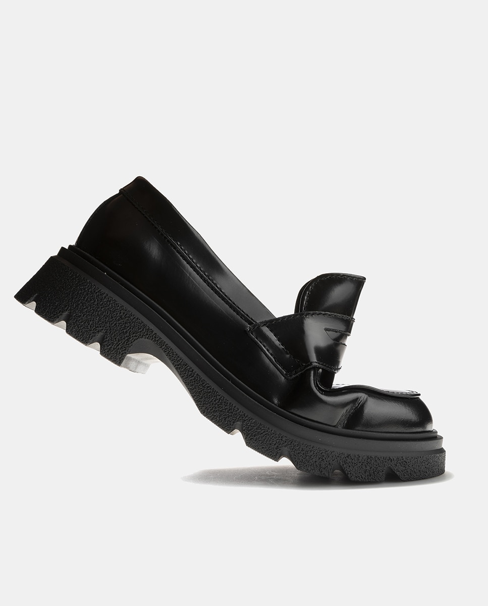 Mocassins com Detalhe de Travessão, Sola Track e em Pele Paola Preto-4