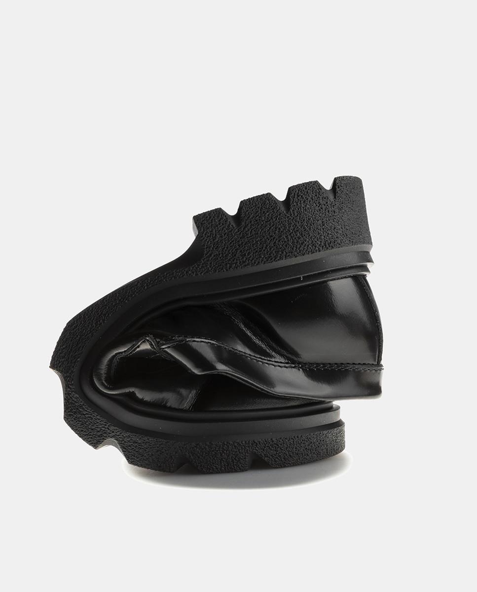 Mocassins com Detalhe de Travessão, Sola Track e em Pele Paola Preto-5