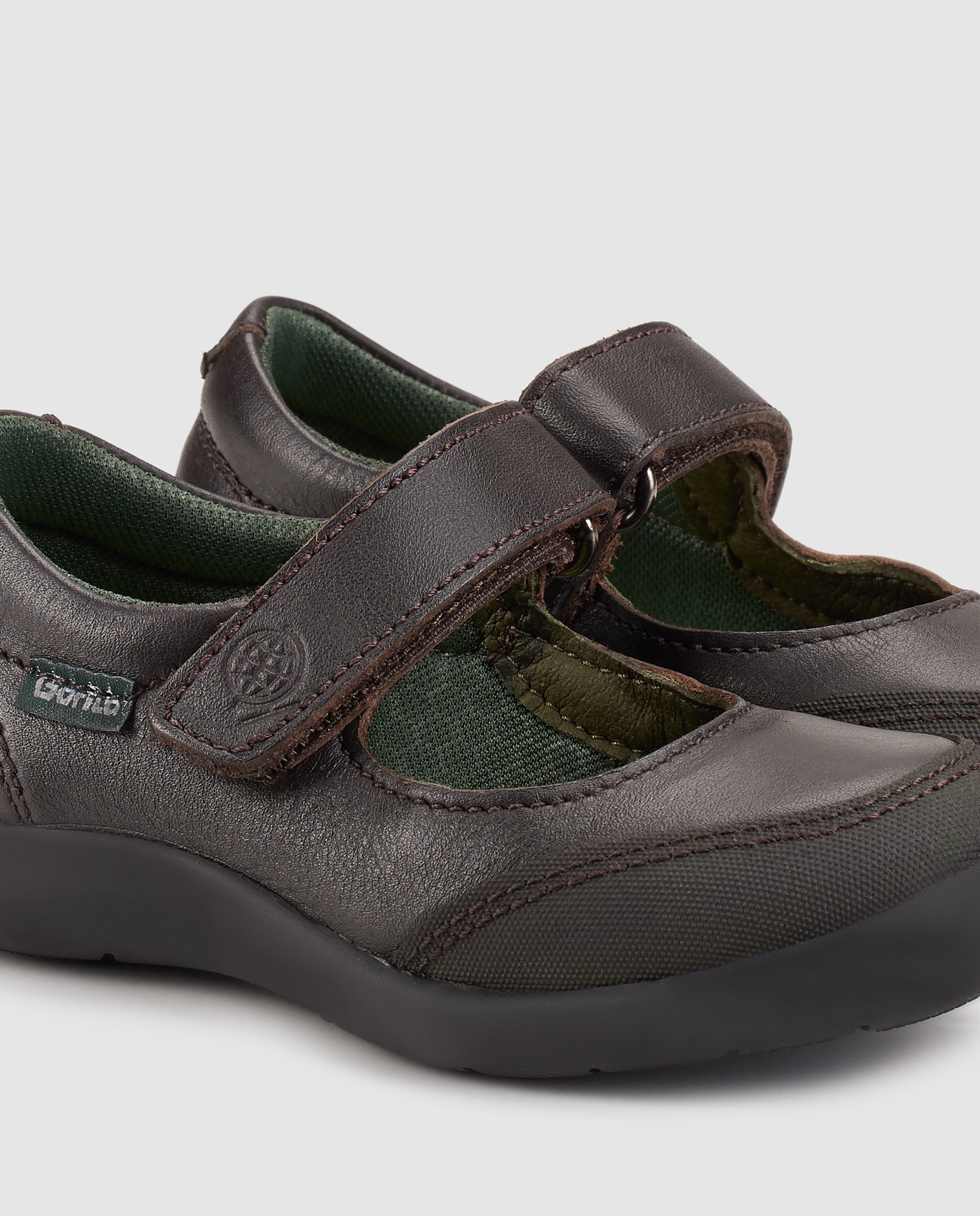 Sapatos de presilha de estilo escolar pretos com fecho aderente Gorila Preto-5