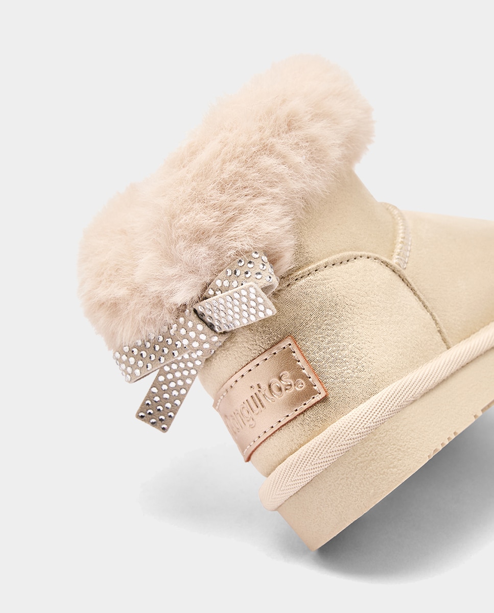 Botins de Pelo com Laço de Strass Ouro-3