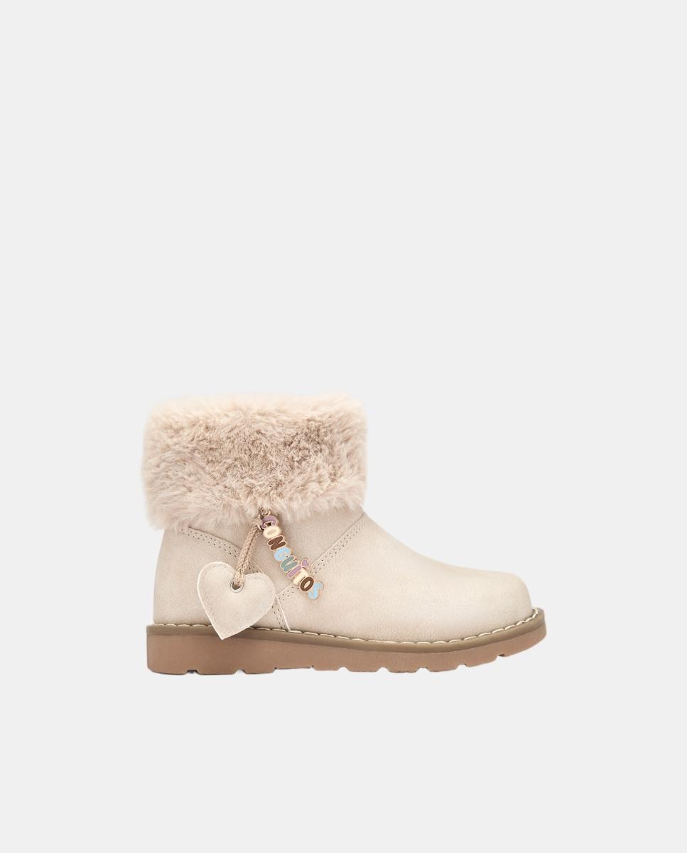 Imagem 0 de Botas com Pelo e Adorno de Coração Pendente - Bege