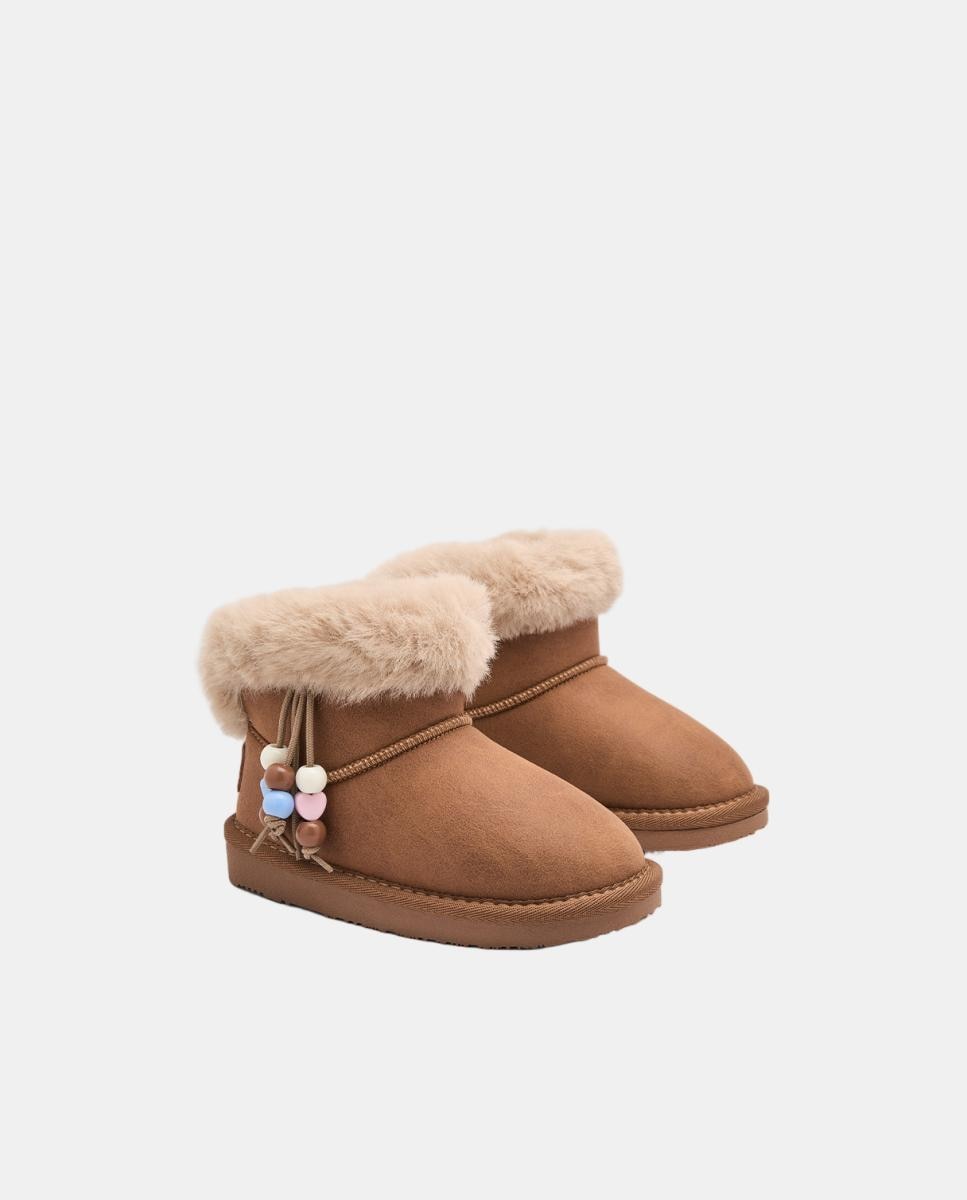 Botas Australianas com Pelo e Adorno Pendente em Couro Couro-2