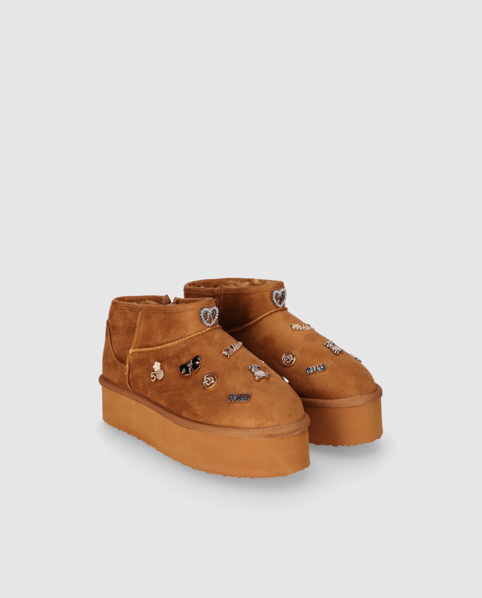 Botins de Camurça com Detalhes Metálicos Decorativos Chika10 Couro-2