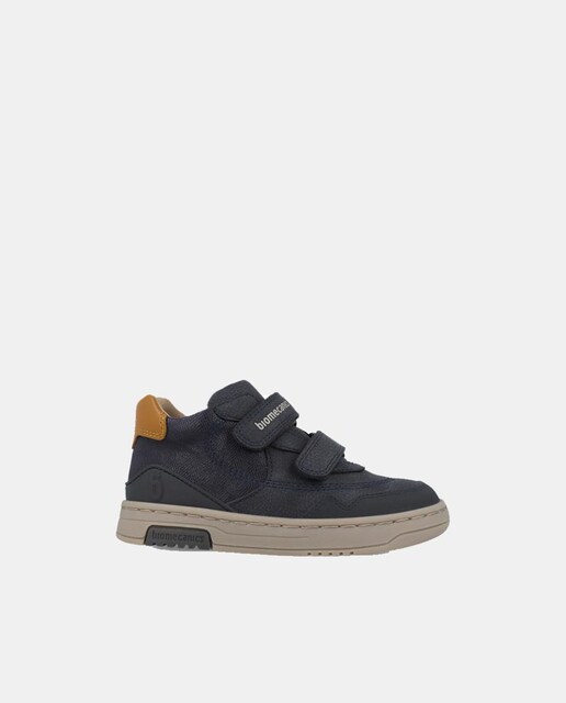 Botines de niño en piel con coble cierre de velcro.