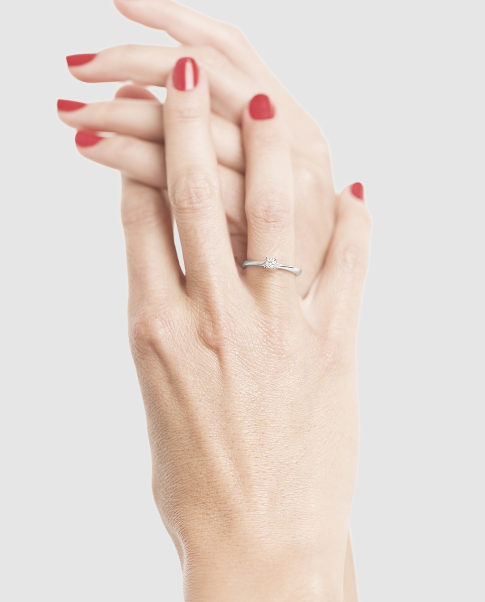 Imagen 2 de Anillo solitario Black & White de oro con diamante - El Corte Inglés - Blanco Blanco