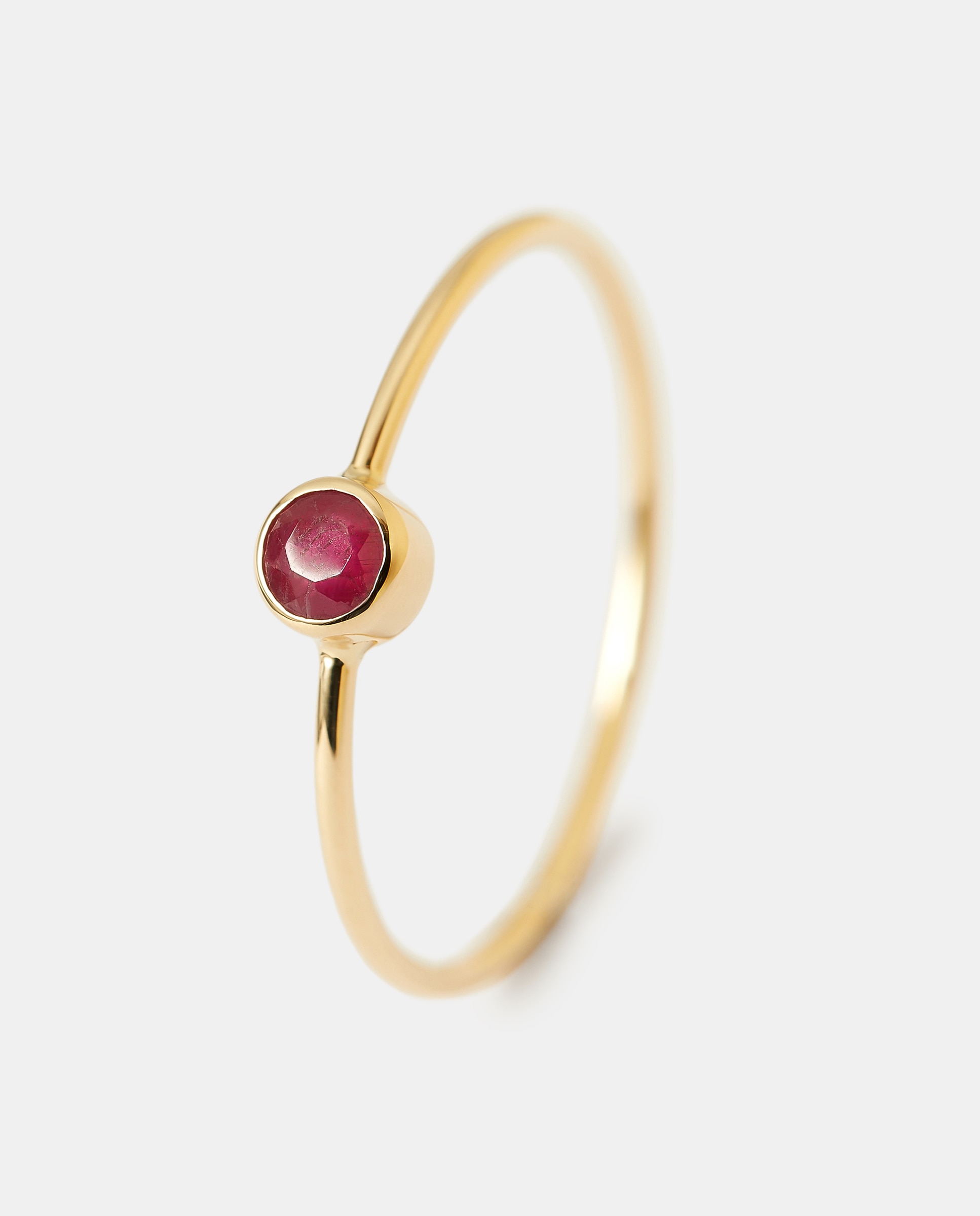 El Corte Inglés - Anillo de oro y rubí tratado.