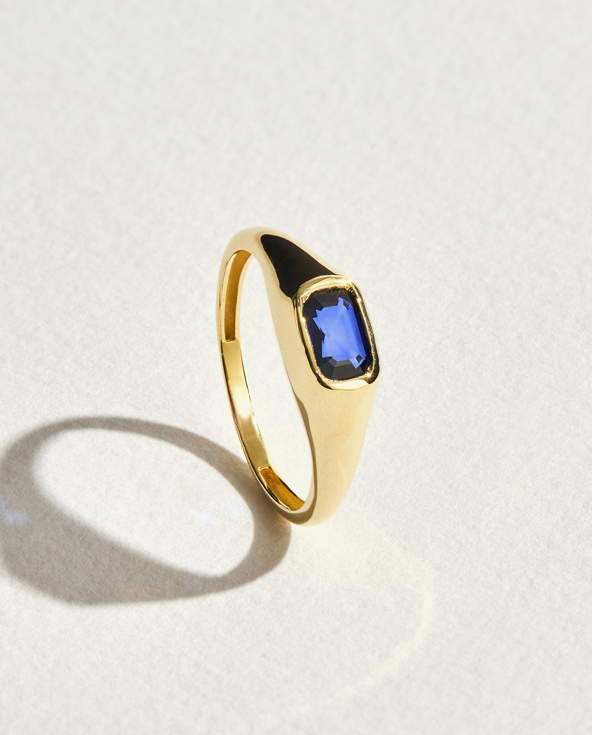 El Corte Inglés - Anillo Sello de oro y zafiro.