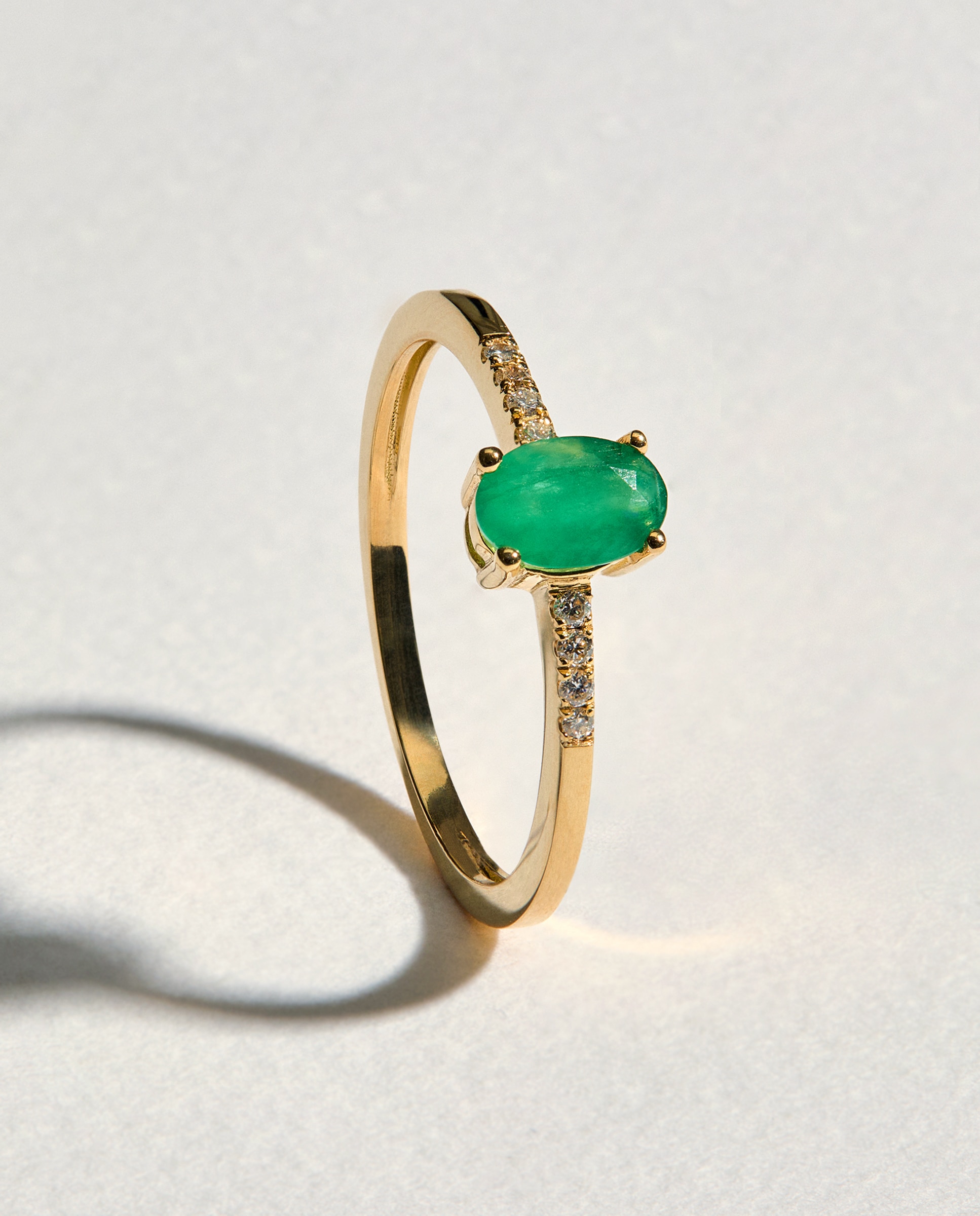 El Corte Inglés - Anillo de oro con diamante y esmeralda.