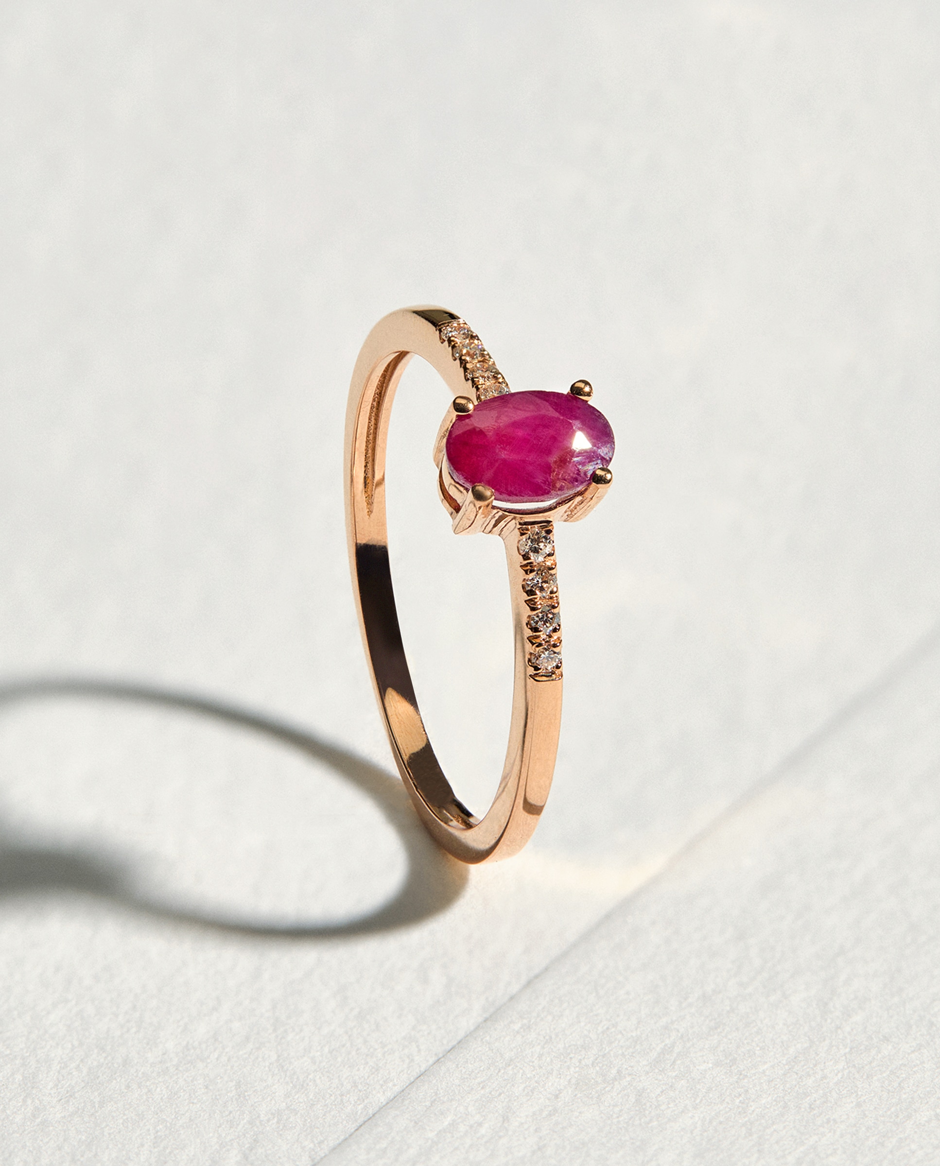 El Corte Inglés - Anillo de oro con diamante y rubí.