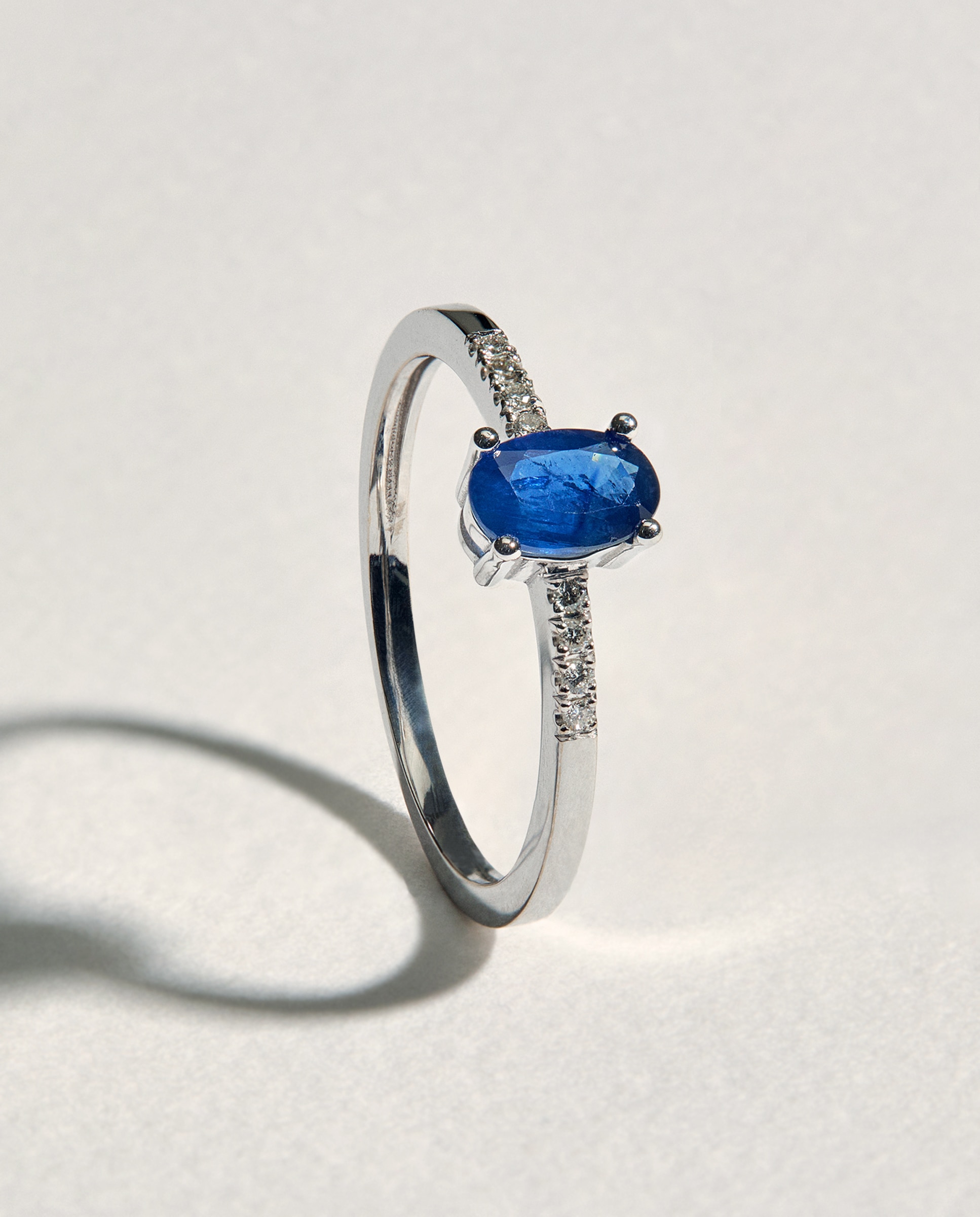El Corte Inglés - Anillo de oro con diamante y zafiro.
