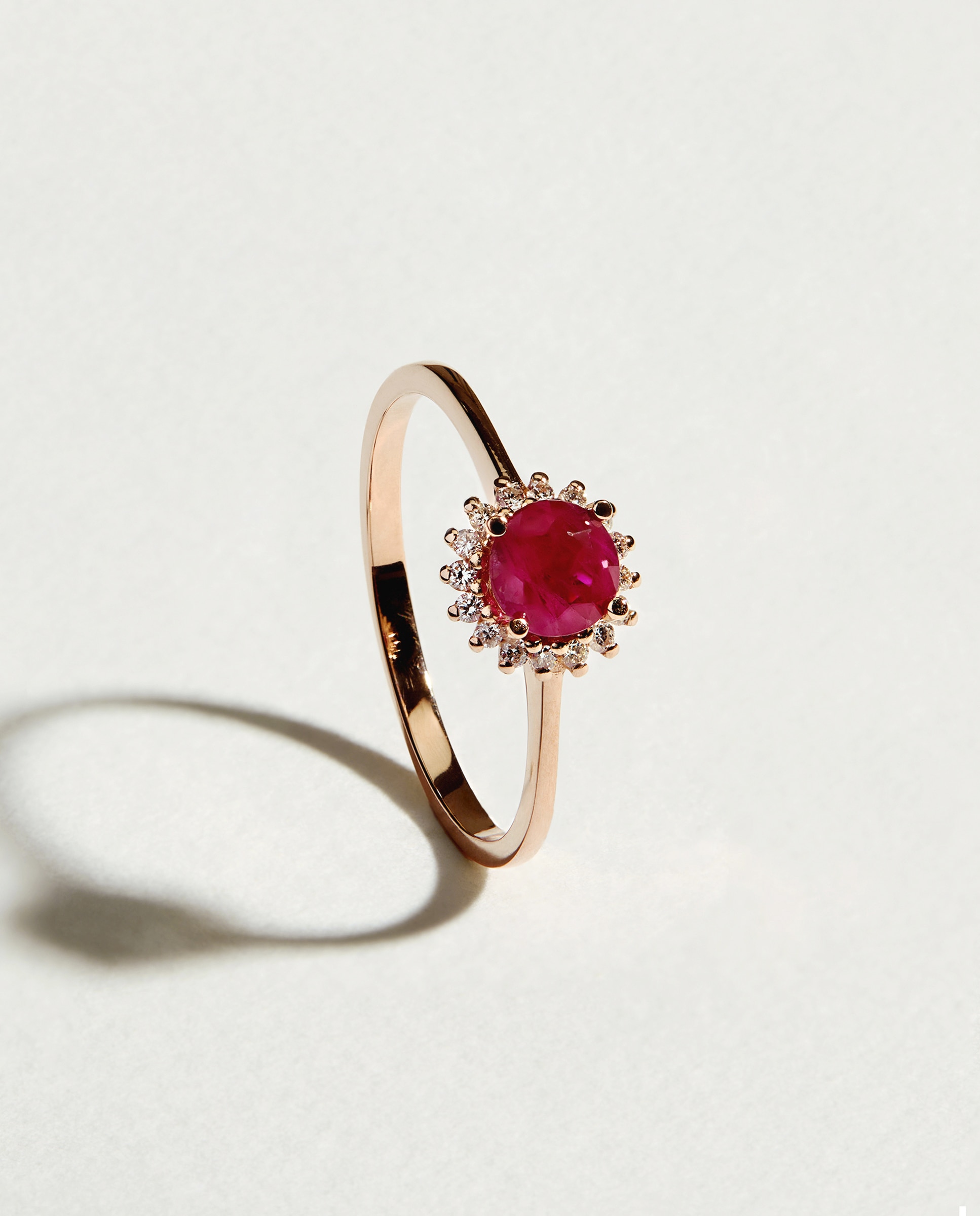 Imagen 0 de Anillo de oro con diamante y rubí Rojo