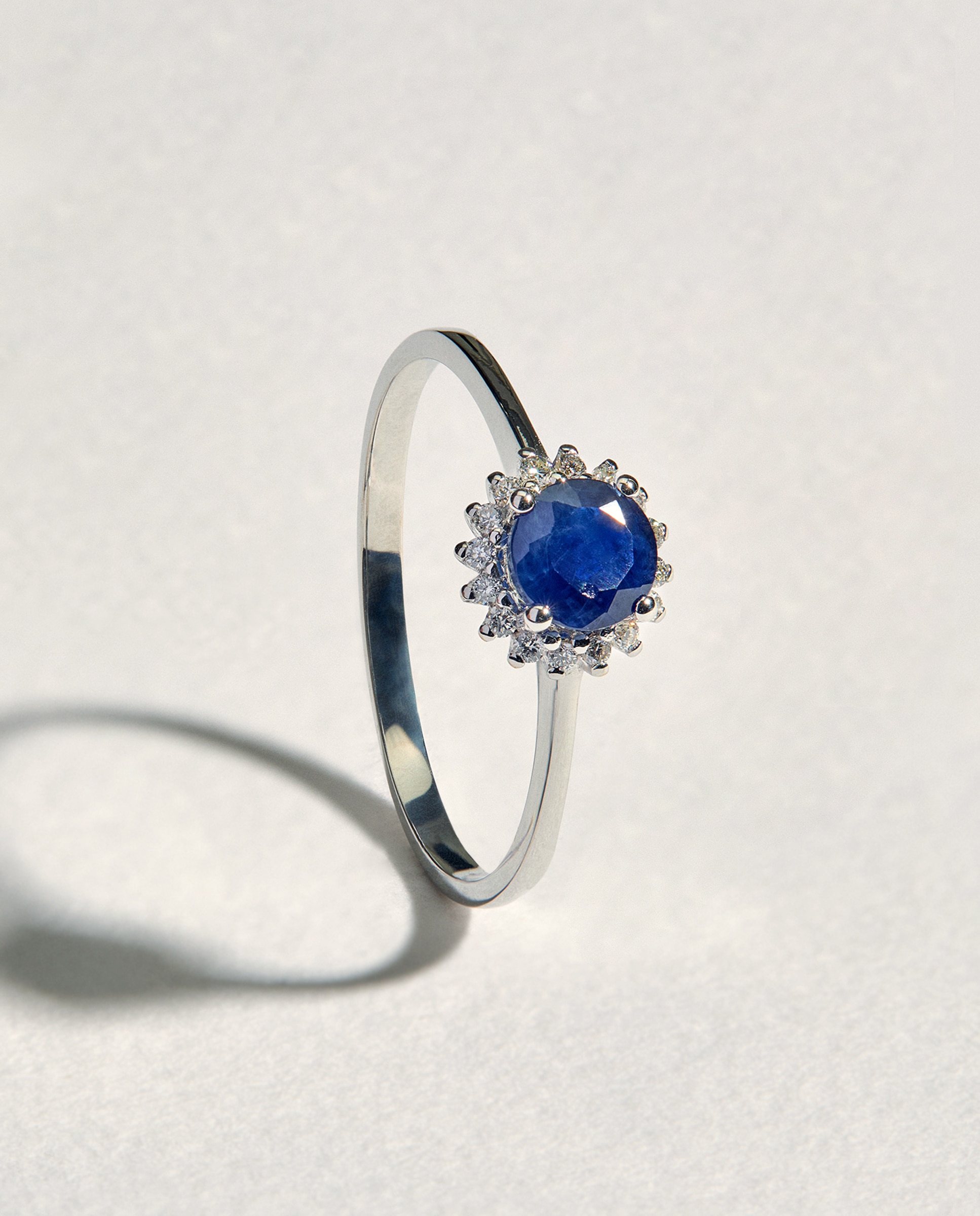 Imagen 0 de Anillo de oro con diamante y zafiro Azul