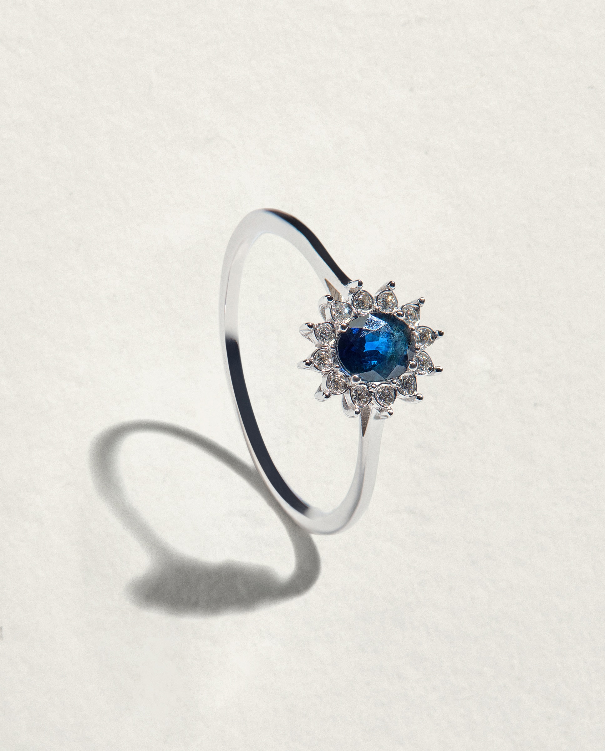 Imagen 1 de Anillo de oro con diamante y zafiro - El Corte Inglés - Azul Azul