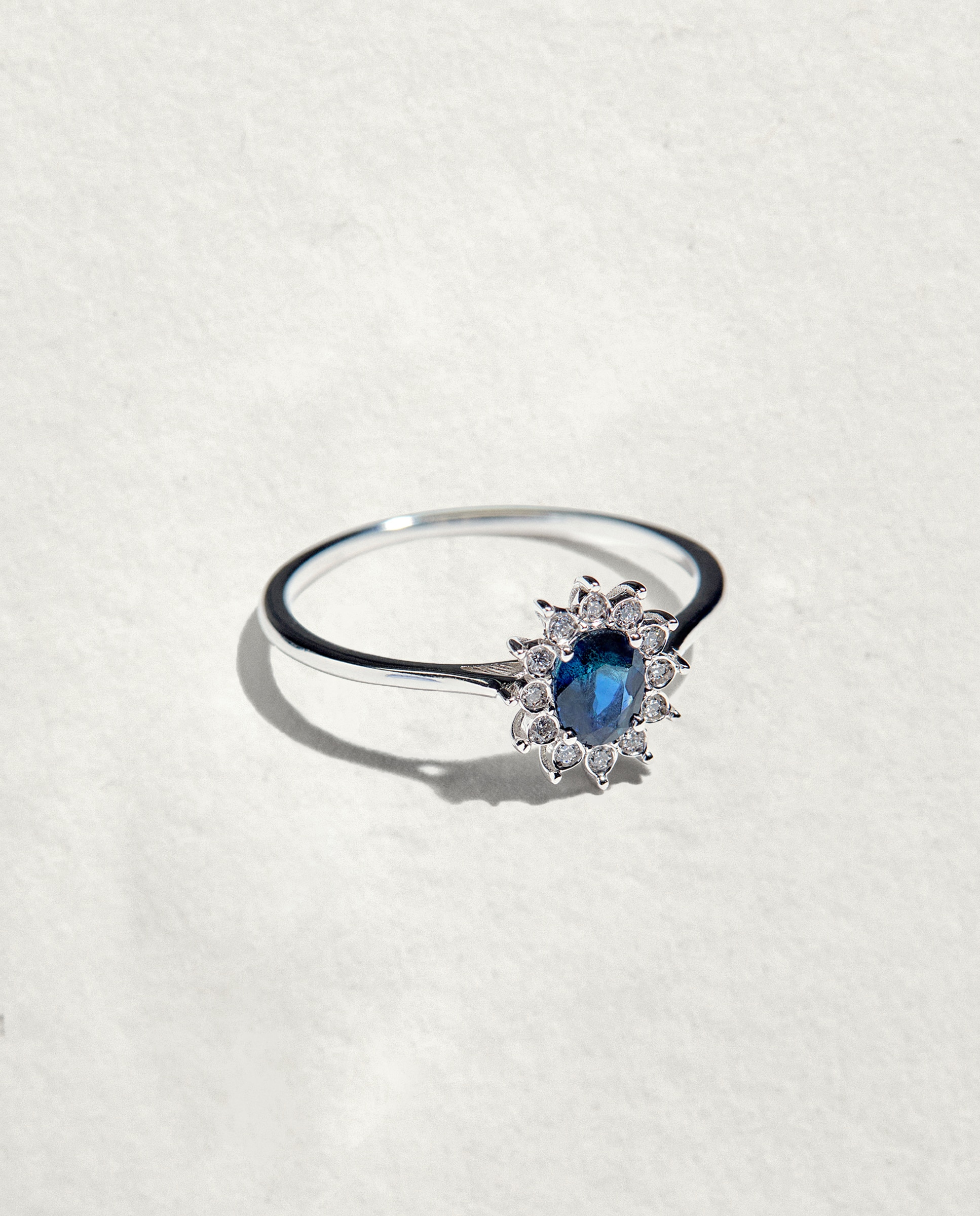 Imagen 2 de Anillo de oro con diamante y zafiro - El Corte Inglés - Azul Azul
