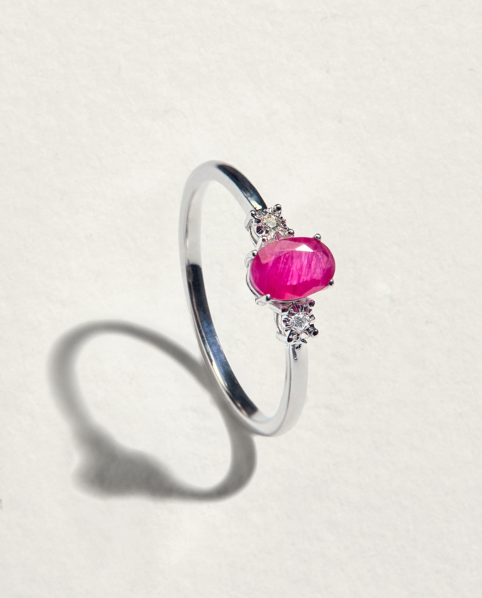 Imagen 0 de Anillo de oro con diamante y rubí Rojo