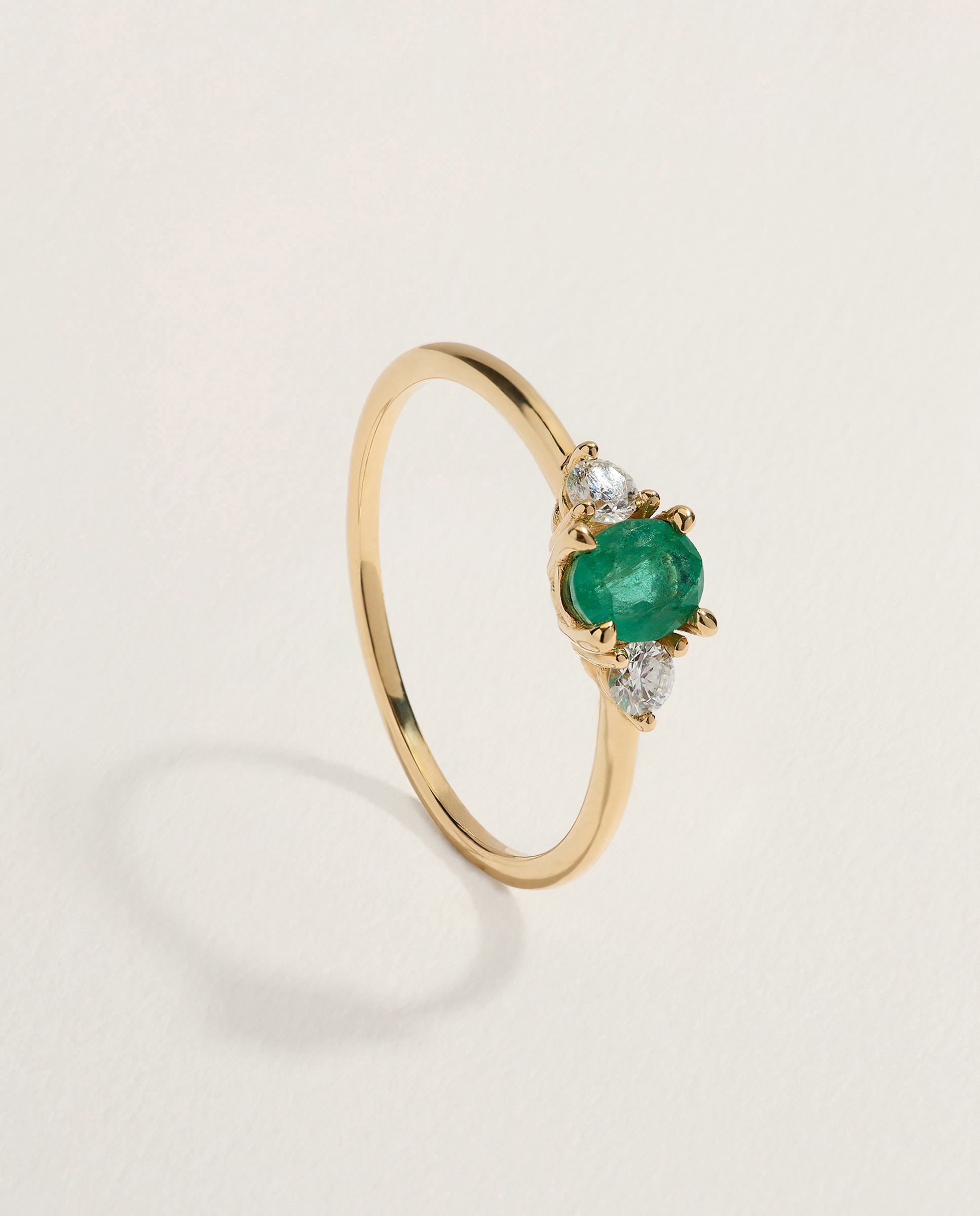 Imagen 0 de Anillo tresillo de oro amarillo de 18K con esmeralda en talla oval y 1 diamantes en talla brillante 300 Amarillo