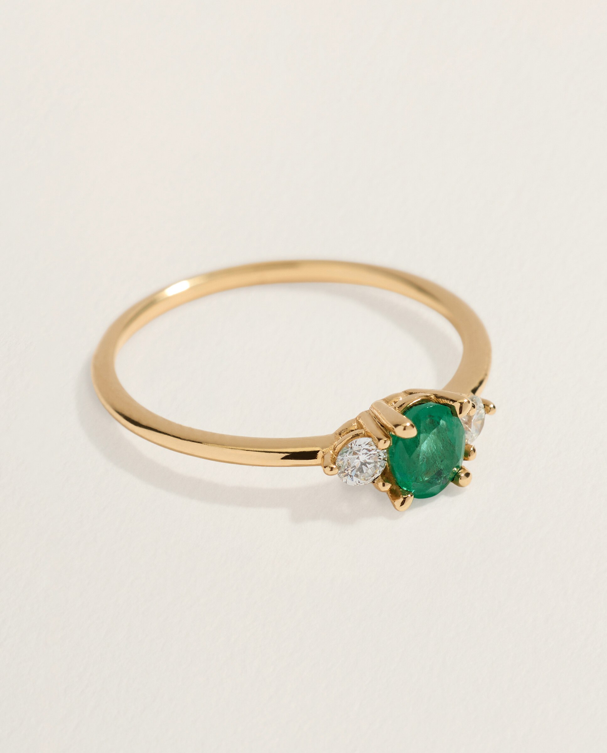 Anillo tresillo de oro amarillo de 18K con esmeralda en talla oval y 1 diamantes en talla brillante - El Corte Inglés - 300 Amarillo 300 Amarillo-2
