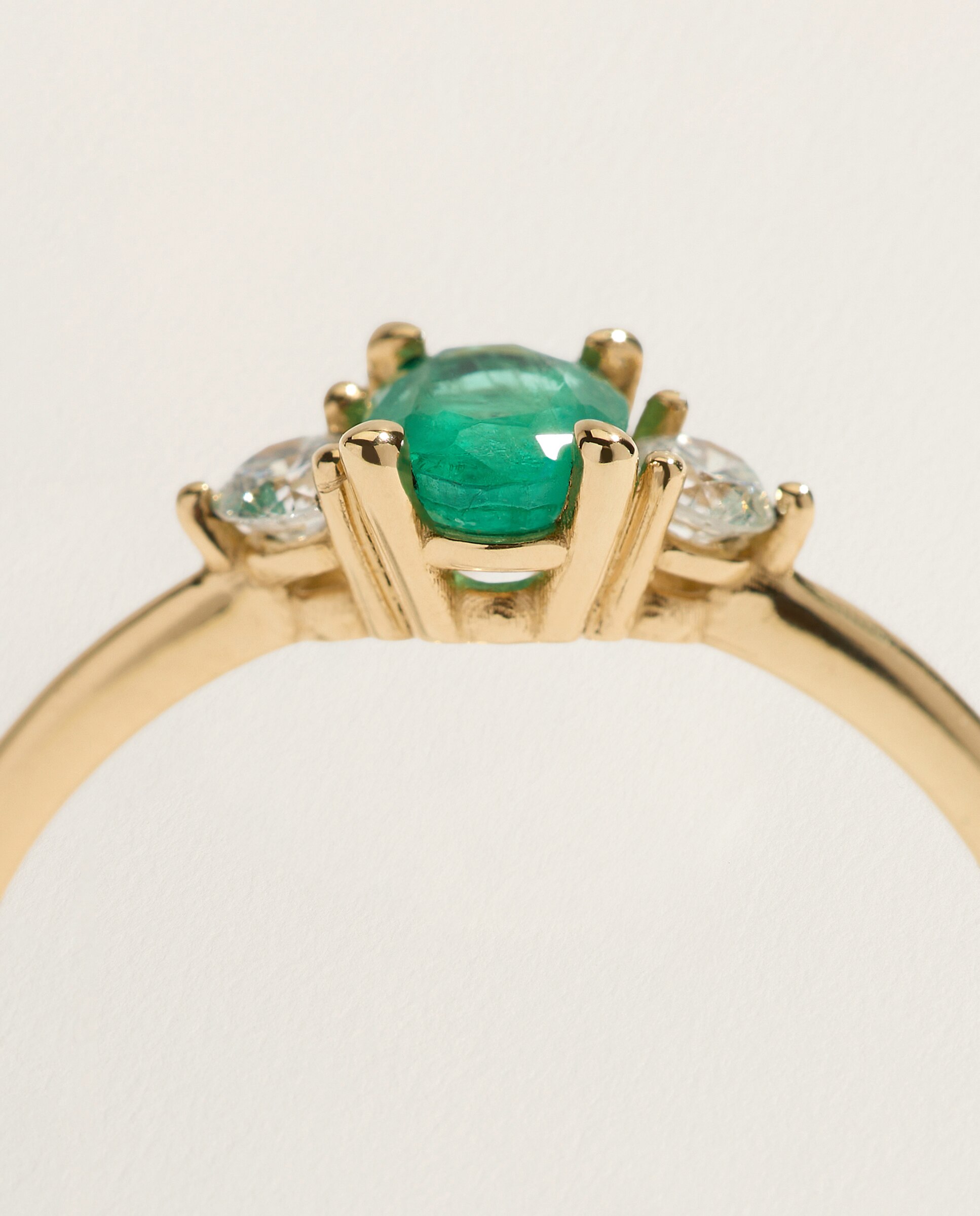 Anillo tresillo de oro amarillo de 18K con esmeralda en talla oval y 1 diamantes en talla brillante - El Corte Inglés - 300 Amarillo 300 Amarillo-4