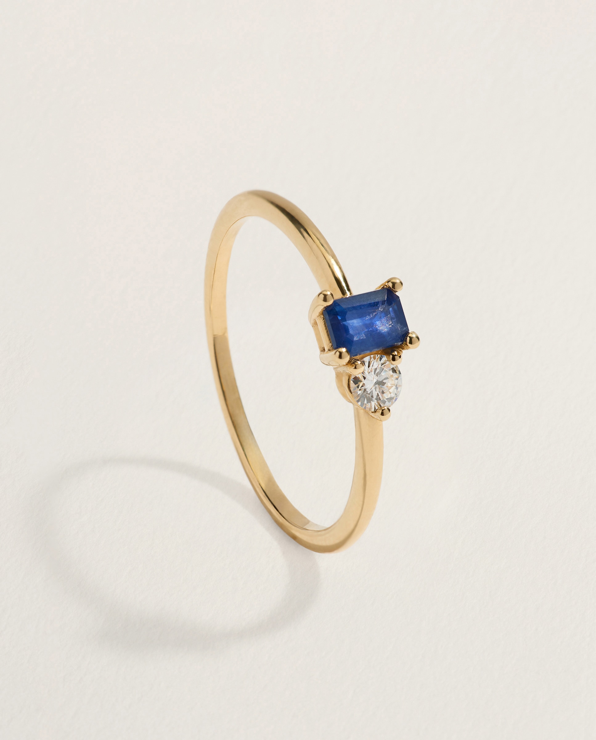 Imagen 0 de Anillo Tú y Yo de oro amarillo de 18K con zafiro en talla esmeralda y 1 diamante en talla brillante 300 Amarillo