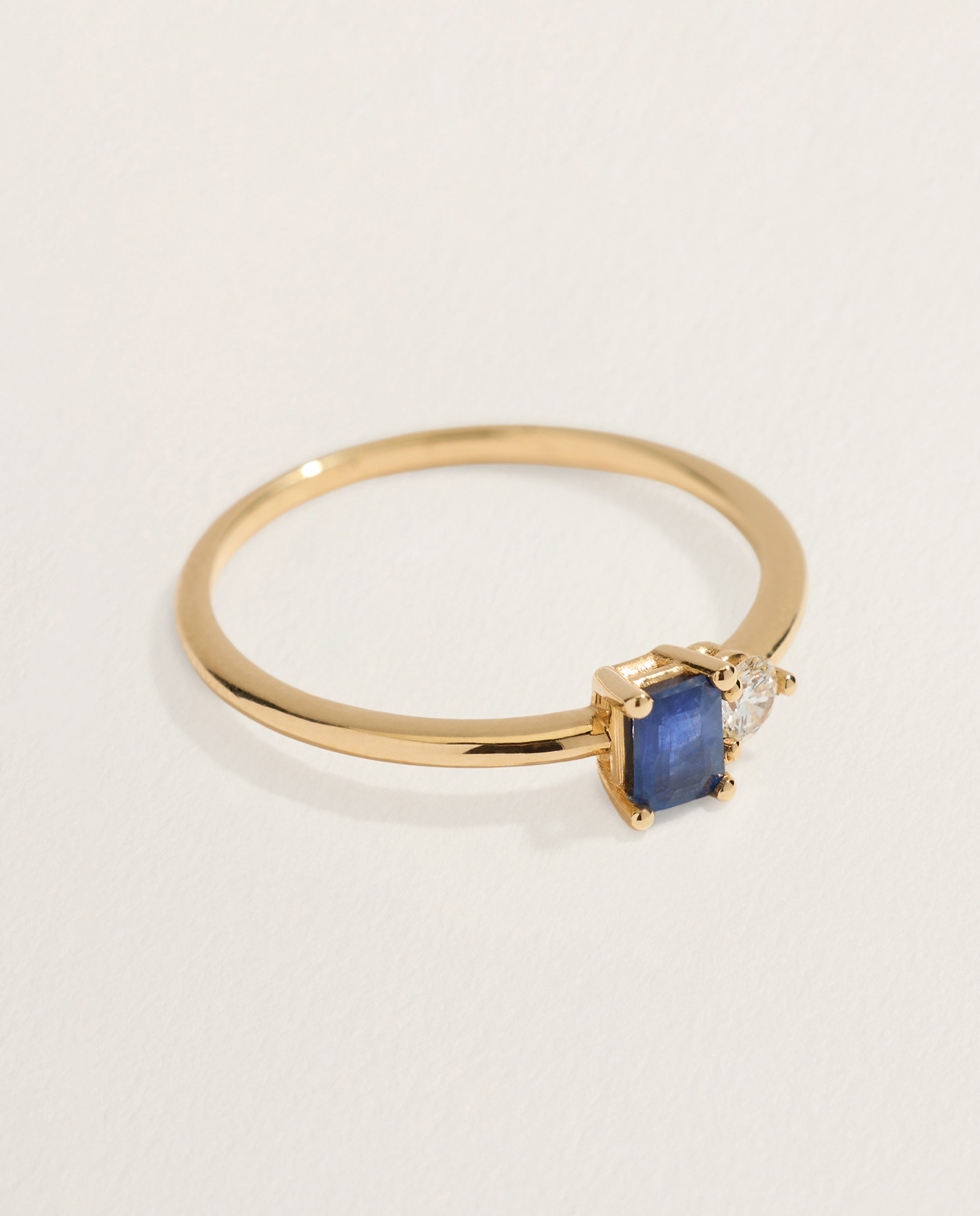 Anillo Tú y Yo de oro amarillo de 18K con zafiro en talla esmeralda y 1 diamante en talla brillante - El Corte Inglés - 300 Amarillo 300 Amarillo-2