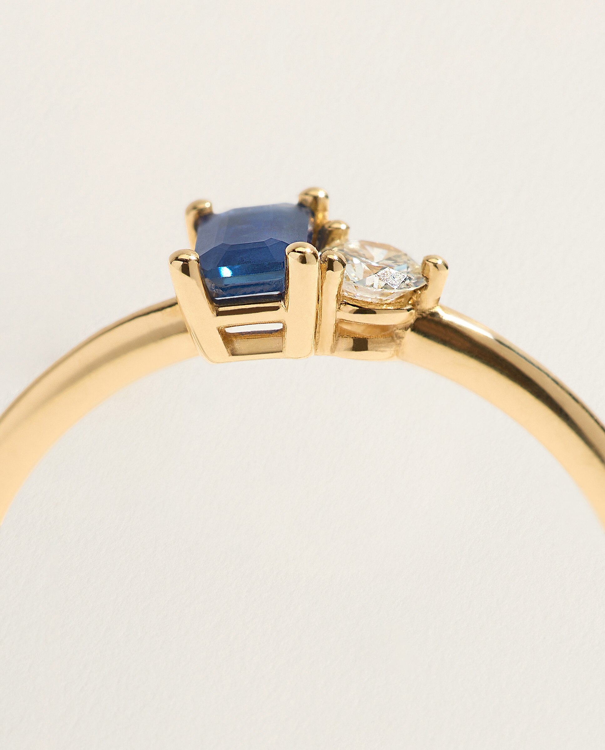 Anillo Tú y Yo de oro amarillo de 18K con zafiro en talla esmeralda y 1 diamante en talla brillante - El Corte Inglés - 300 Amarillo 300 Amarillo-4