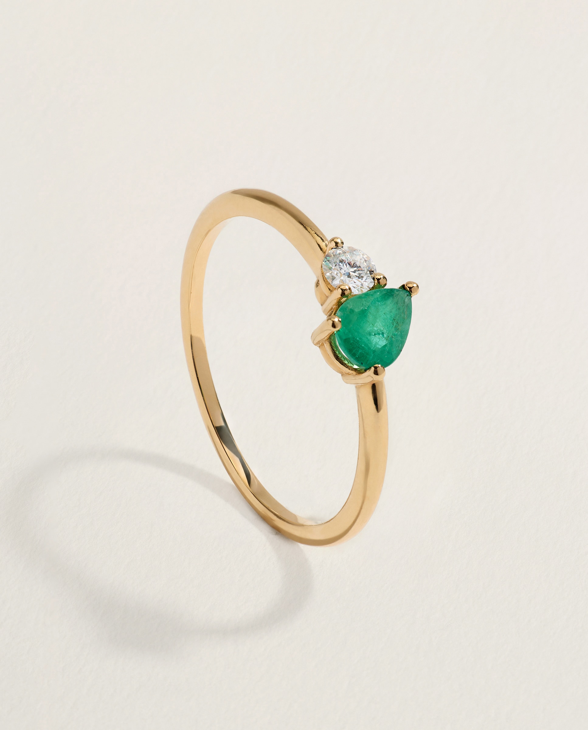 Imagen 0 de Anillo Tú y Yo de oro amarillo de 18K con esmeralda en talla pera y 1 diamante en talla brillante 300 Amarillo