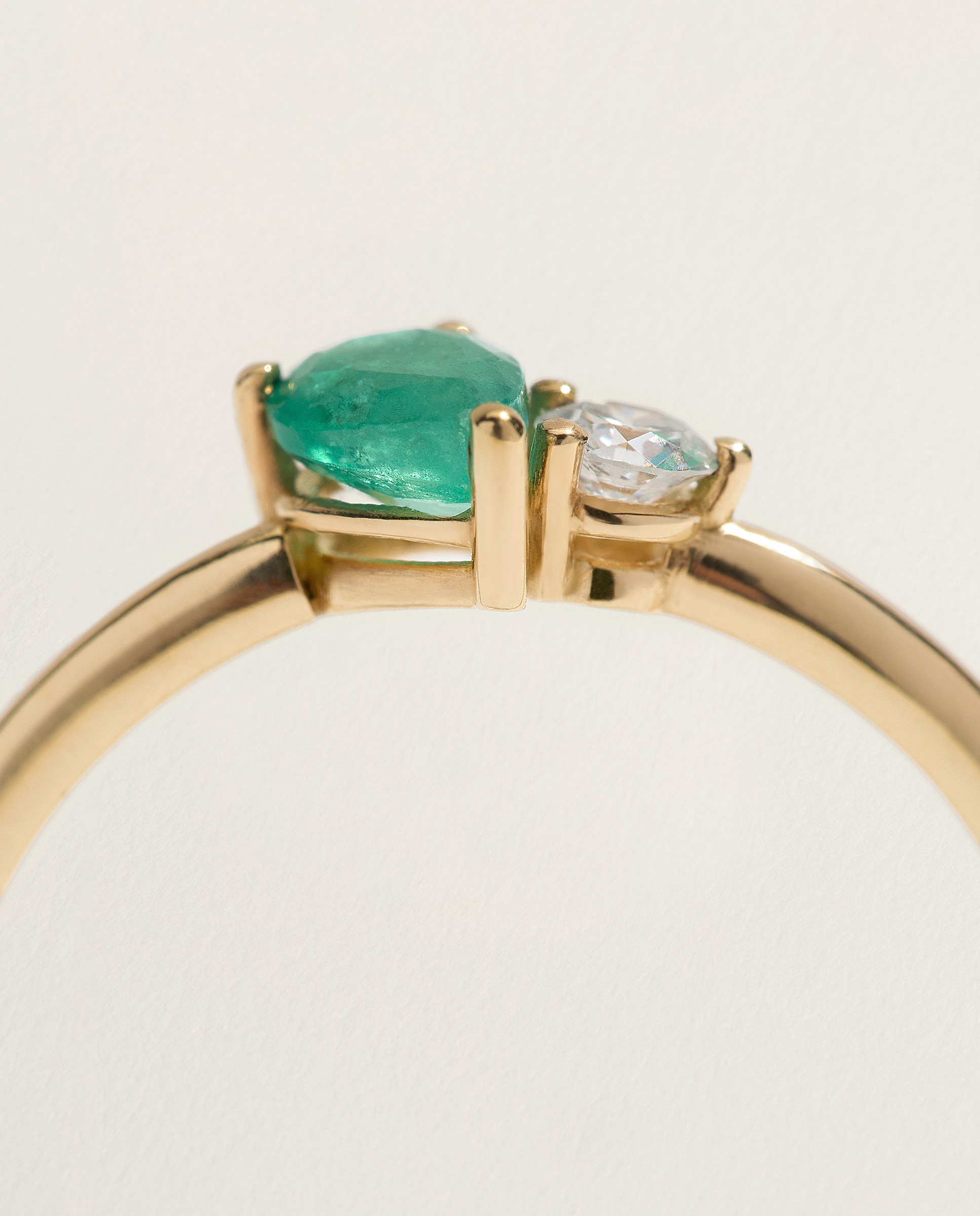 Anillo Tú y Yo de oro amarillo de 18K con esmeralda en talla pera y 1 diamante en talla brillante - El Corte Inglés - 300 Amarillo 300 Amarillo-4