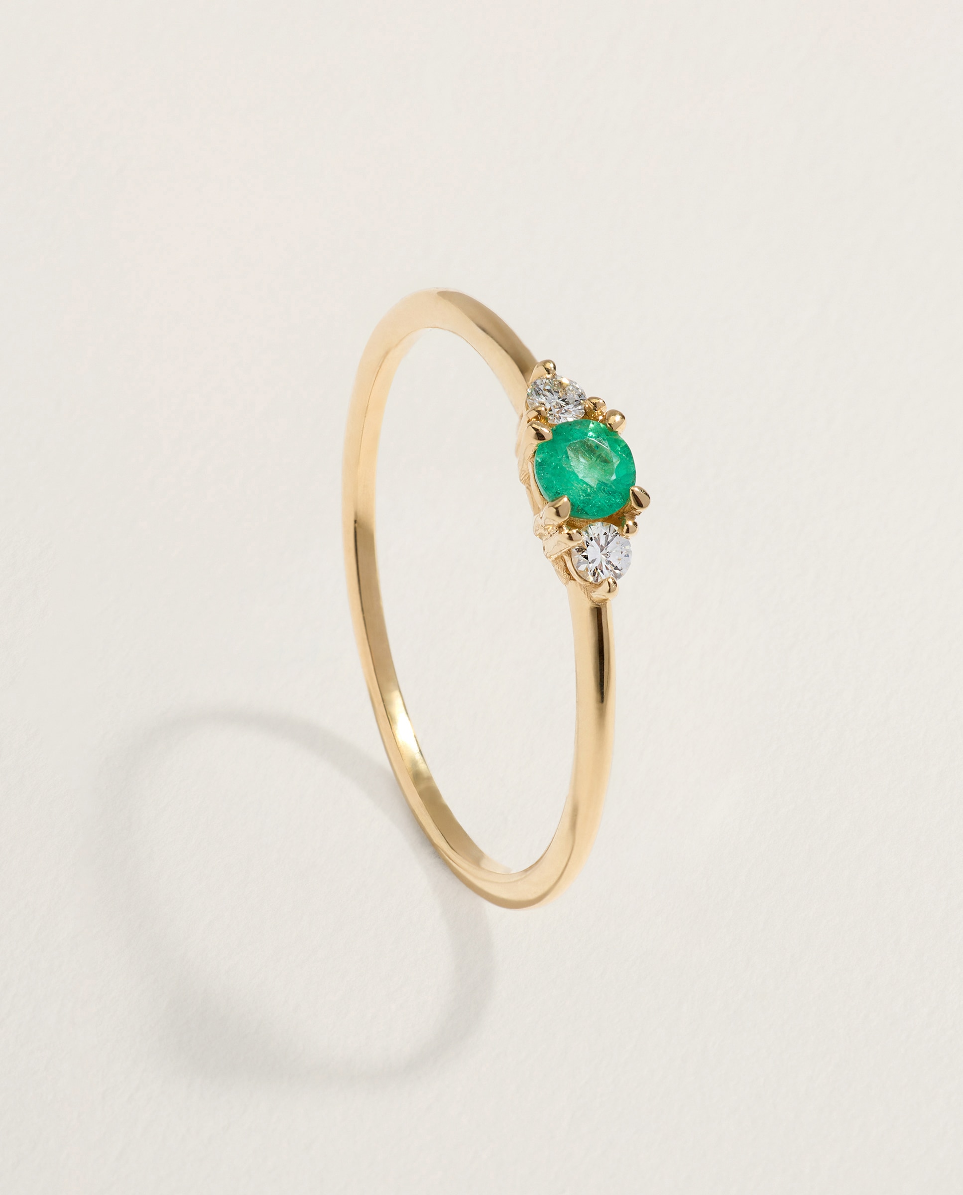 Imagen 0 de Anillo tresillo de oro amarillo de 18K con esmeralda y 2 diamantes en talla brillante 300 Amarillo