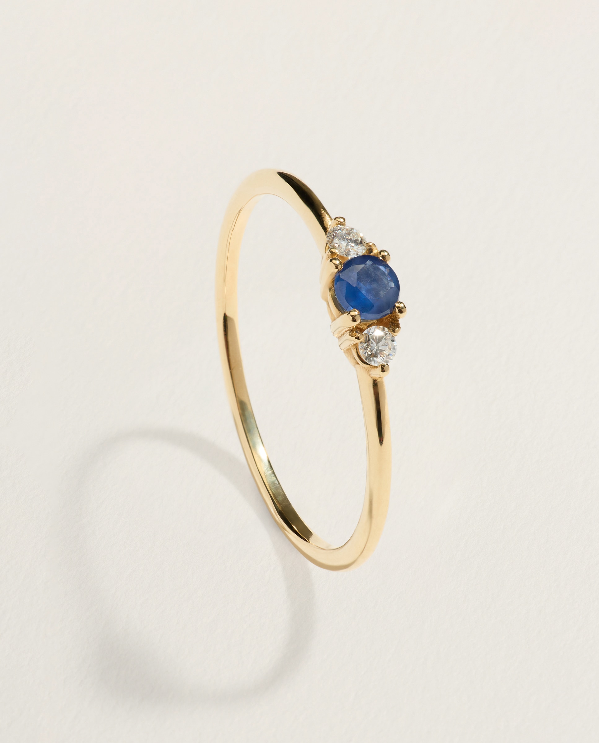 Imagen 0 de Anillo tresillo de oro amarillo de 18K con zafiro y 2 diamantes en talla brillante 300 Amarillo