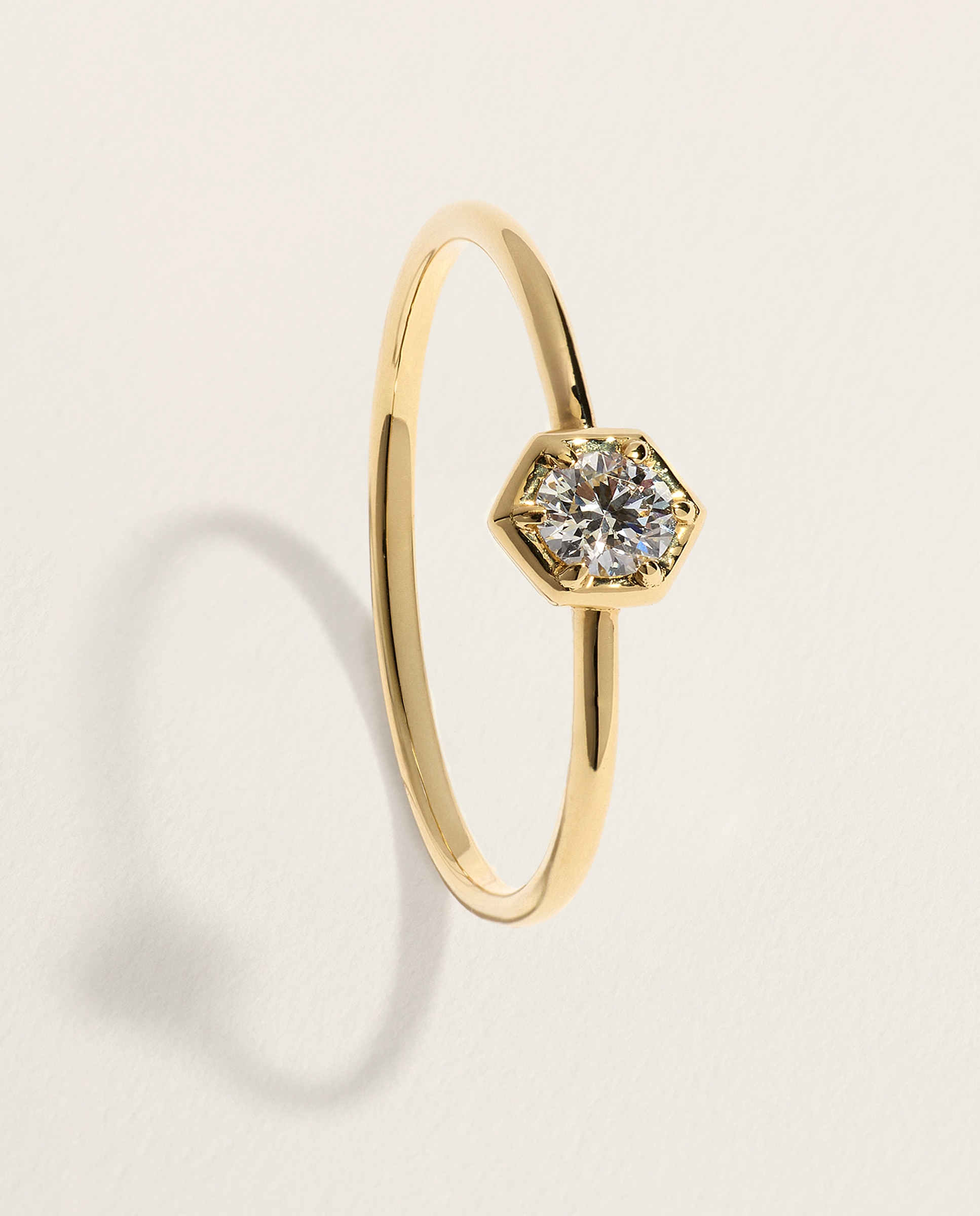Imagen 1 de Anillo de oro amarillo de 18K con 1 diamante de 0,10 ct en talla brillante - El Corte Inglés - 300 Amarillo 300 Amarillo