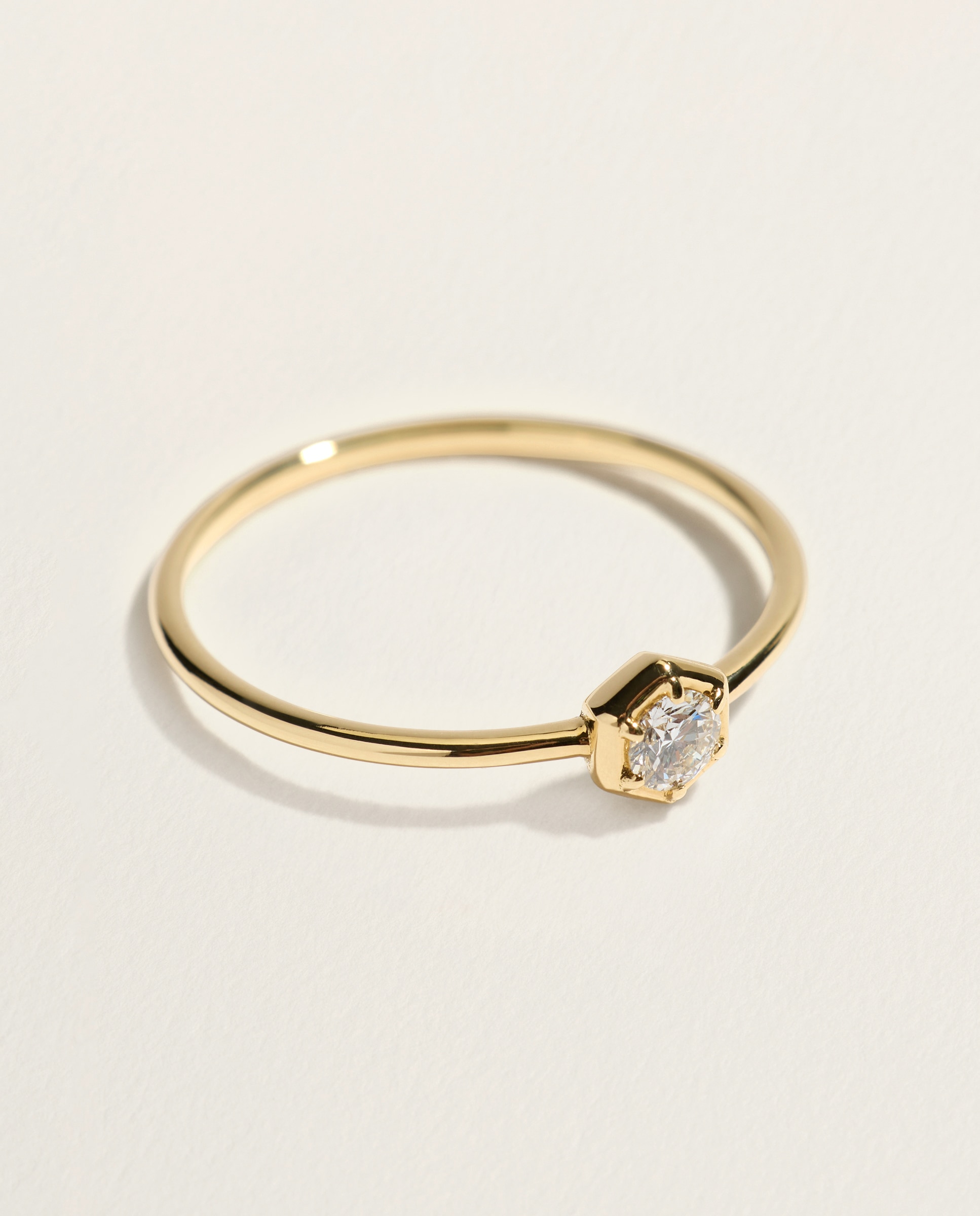 Imagen 2 de Anillo de oro amarillo de 18K con 1 diamante de 0,10 ct en talla brillante - El Corte Inglés - 300 Amarillo 300 Amarillo