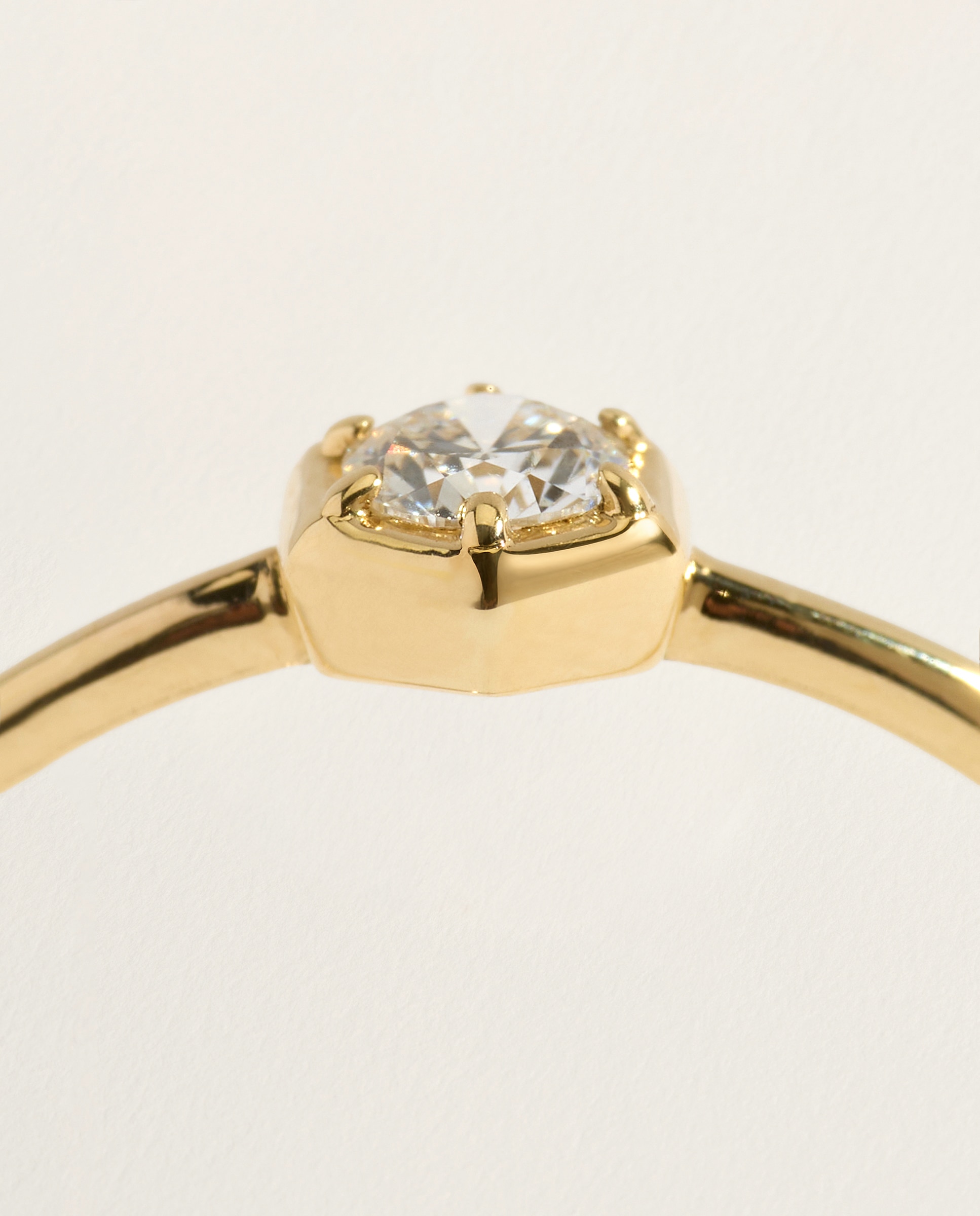 Imagen 4 de Anillo de oro amarillo de 18K con 1 diamante de 0,10 ct en talla brillante - El Corte Inglés - 300 Amarillo 300 Amarillo