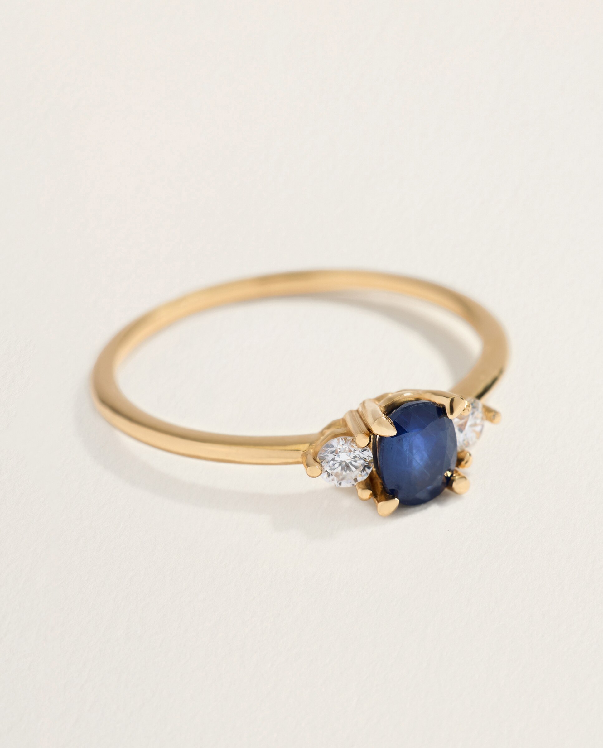 Anillo tresillo de oro amarillo de 18K con zafiro en talla oval y 2 diamantes en talla brillante - El Corte Inglés - 300 Amarillo 300 Amarillo-2