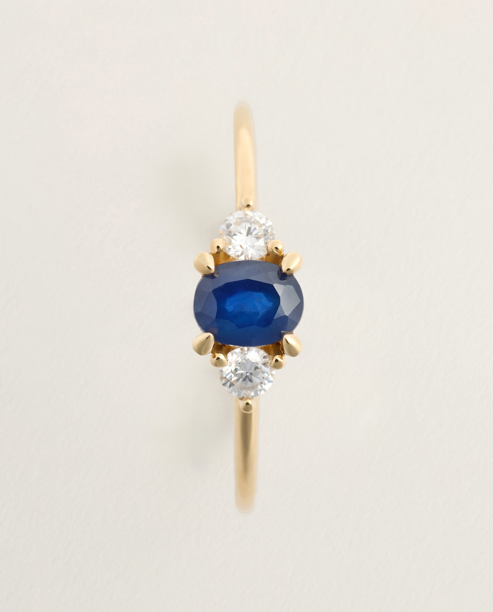 Anillo tresillo de oro amarillo de 18K con zafiro en talla oval y 2 diamantes en talla brillante - El Corte Inglés - 300 Amarillo 300 Amarillo-3
