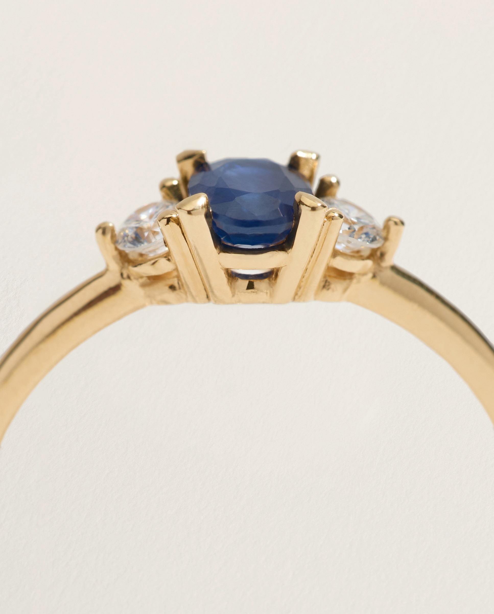 Anillo tresillo de oro amarillo de 18K con zafiro en talla oval y 2 diamantes en talla brillante - El Corte Inglés - 300 Amarillo 300 Amarillo-4