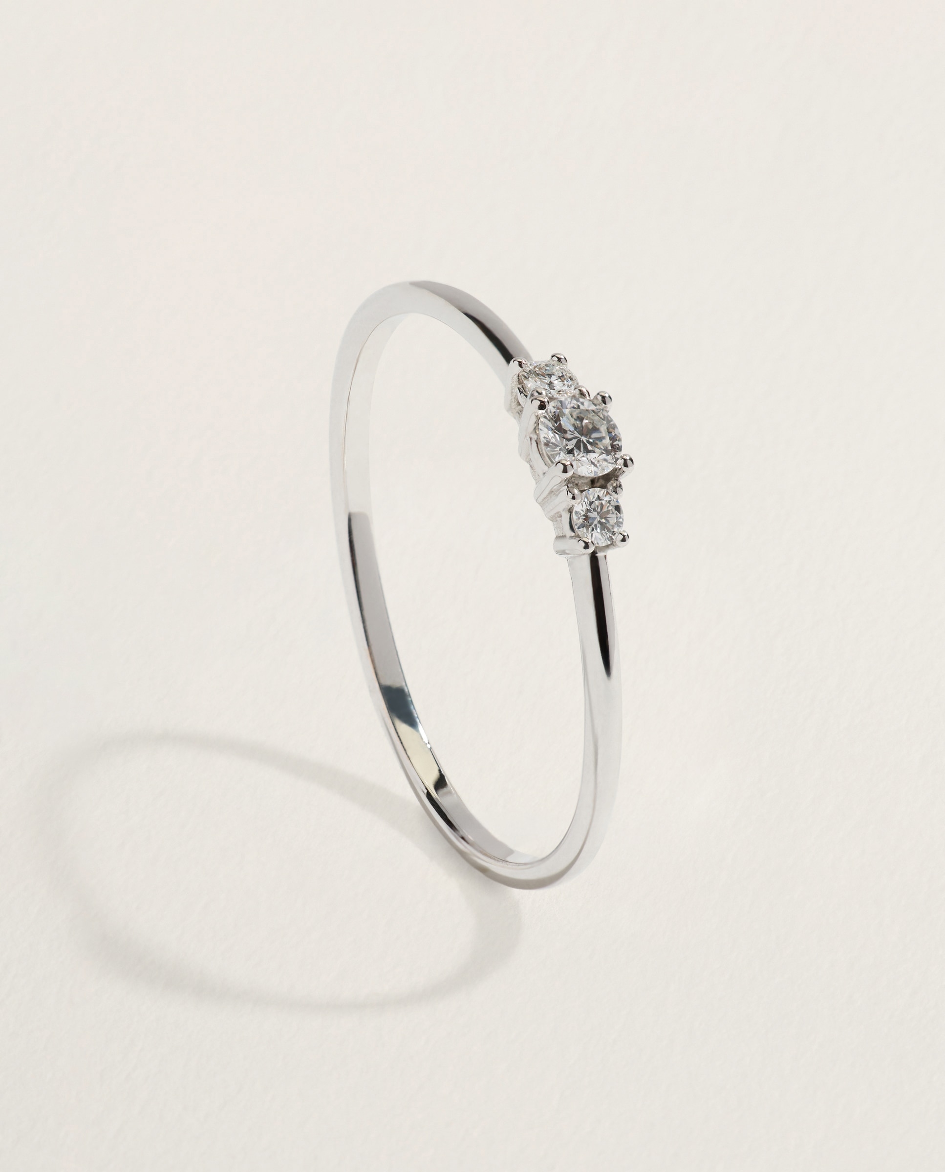 Imagen 1 de Anillo tresillo de oro amarillo de 18K con 3 diamantes en talla brillante con un peso total de 0,10 ct - El Corte Inglés - Plata Plata