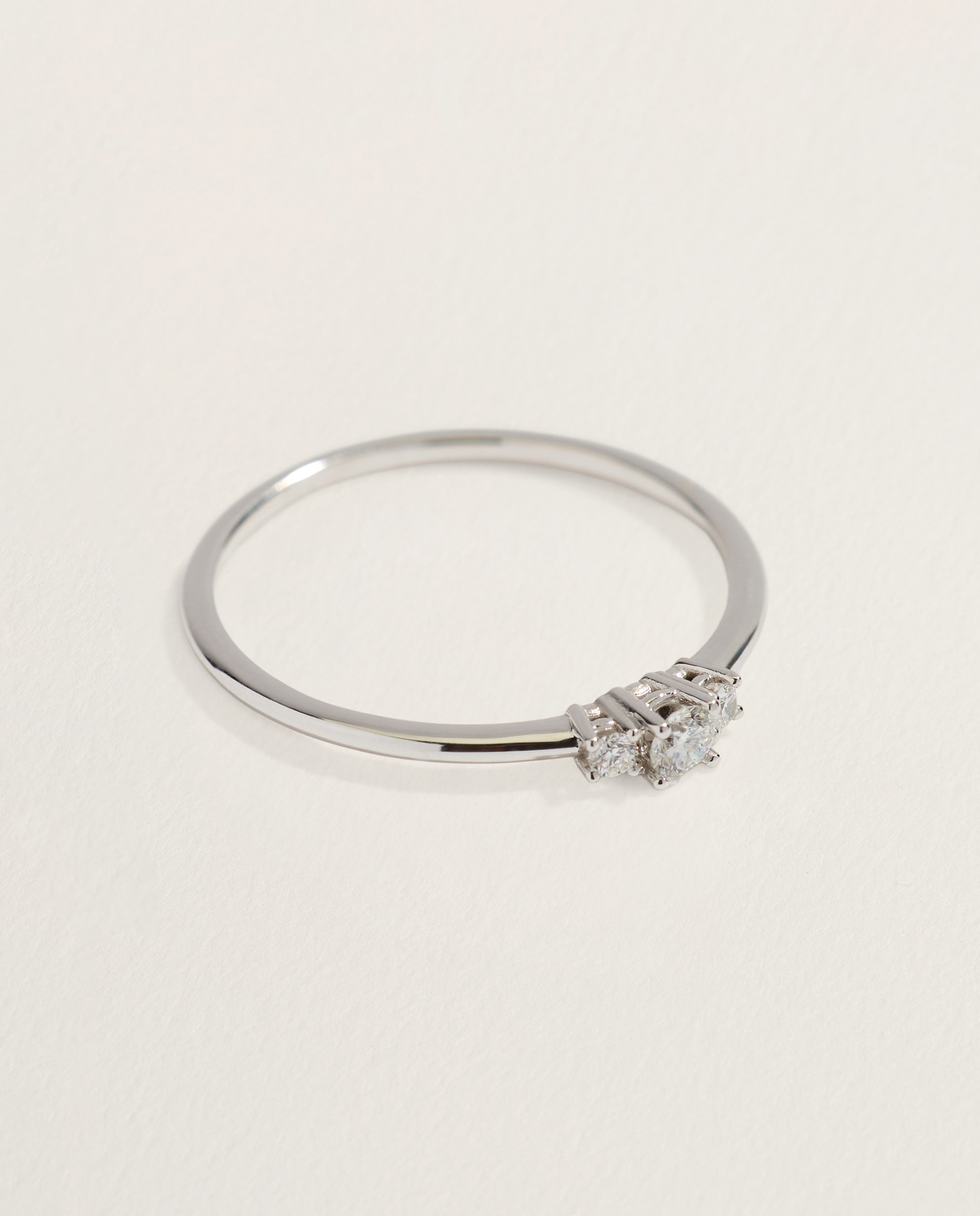 Imagen 2 de Anillo tresillo de oro amarillo de 18K con 3 diamantes en talla brillante con un peso total de 0,10 ct - El Corte Inglés - Plata Plata