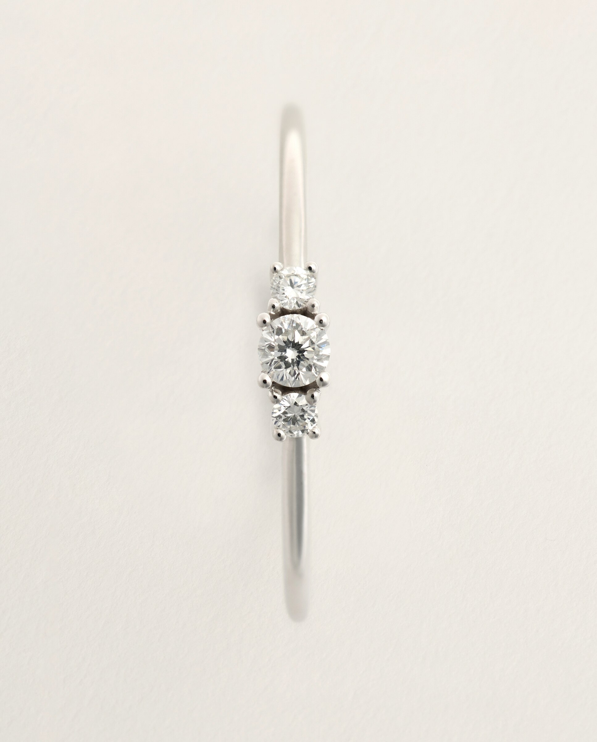 Imagen 3 de Anillo tresillo de oro amarillo de 18K con 3 diamantes en talla brillante con un peso total de 0,10 ct - El Corte Inglés - Plata Plata