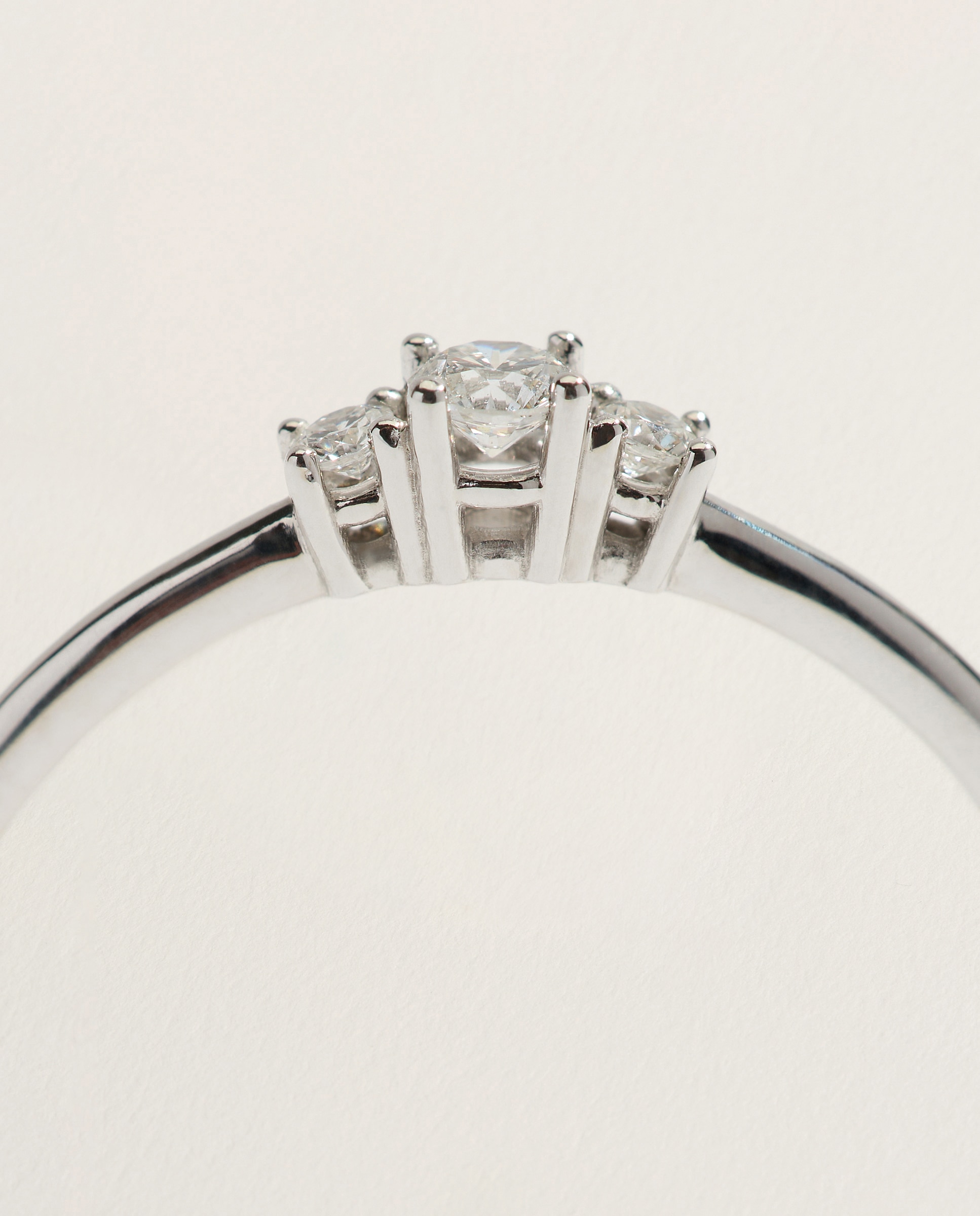Imagen 4 de Anillo tresillo de oro amarillo de 18K con 3 diamantes en talla brillante con un peso total de 0,10 ct - El Corte Inglés - Plata Plata